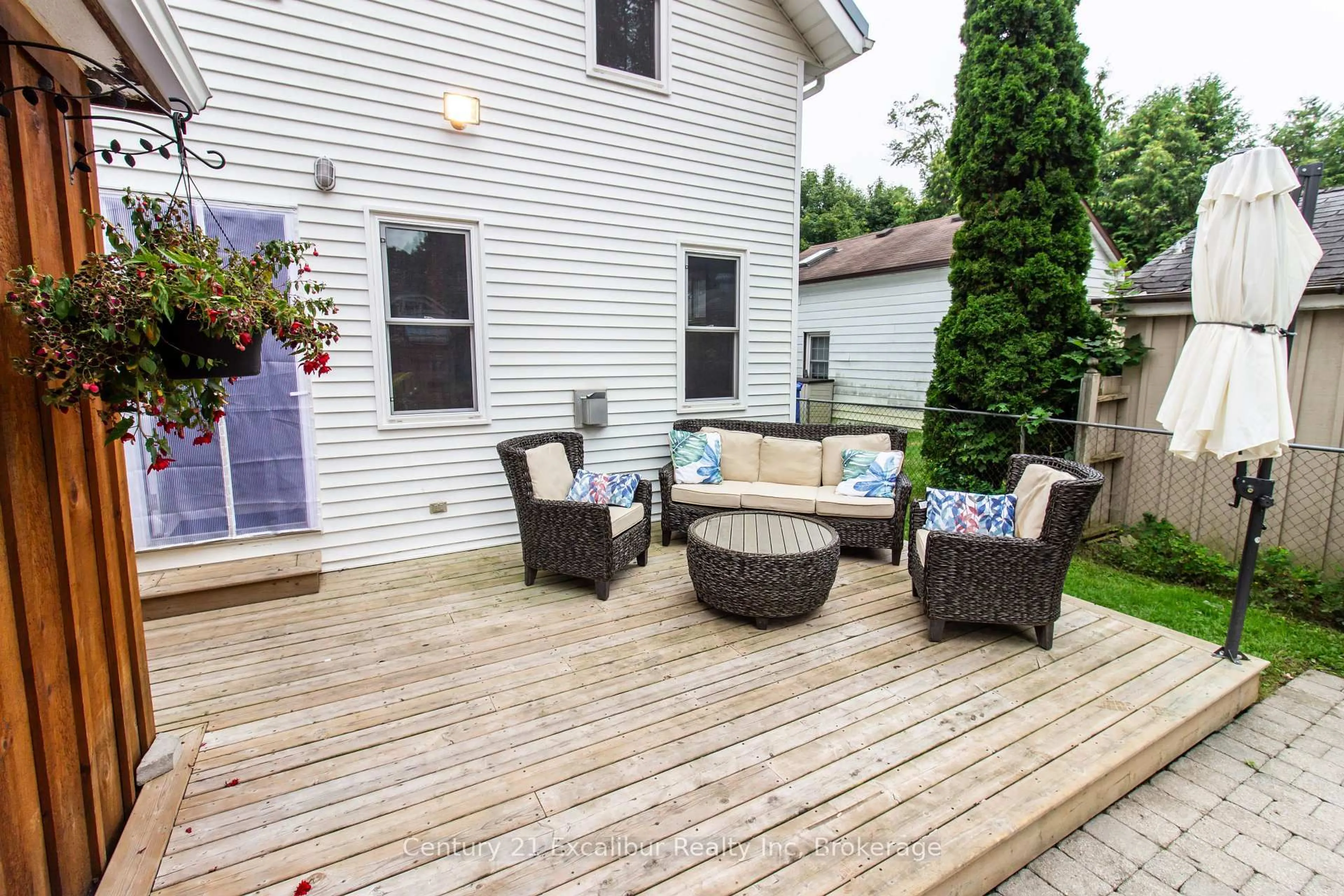 Patio, street for 147 St George St, Centre Wellington Ontario N1M 1K2