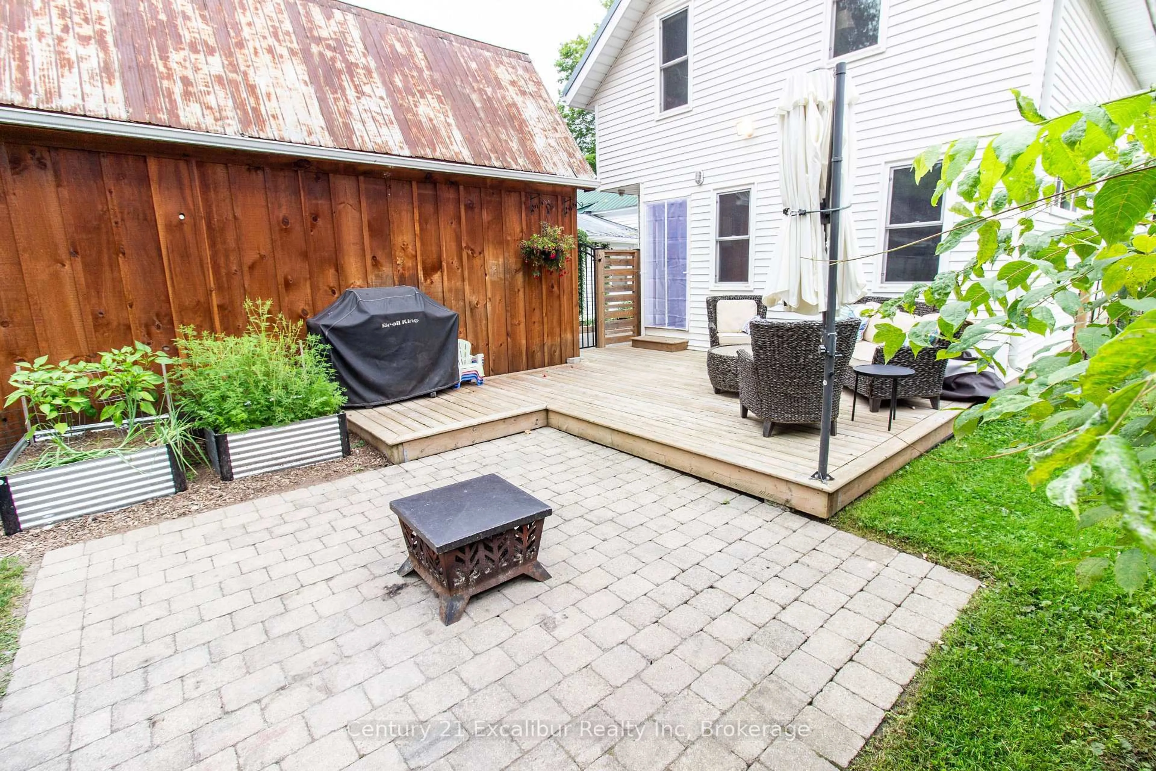 Patio, street for 147 St George St, Centre Wellington Ontario N1M 1K2