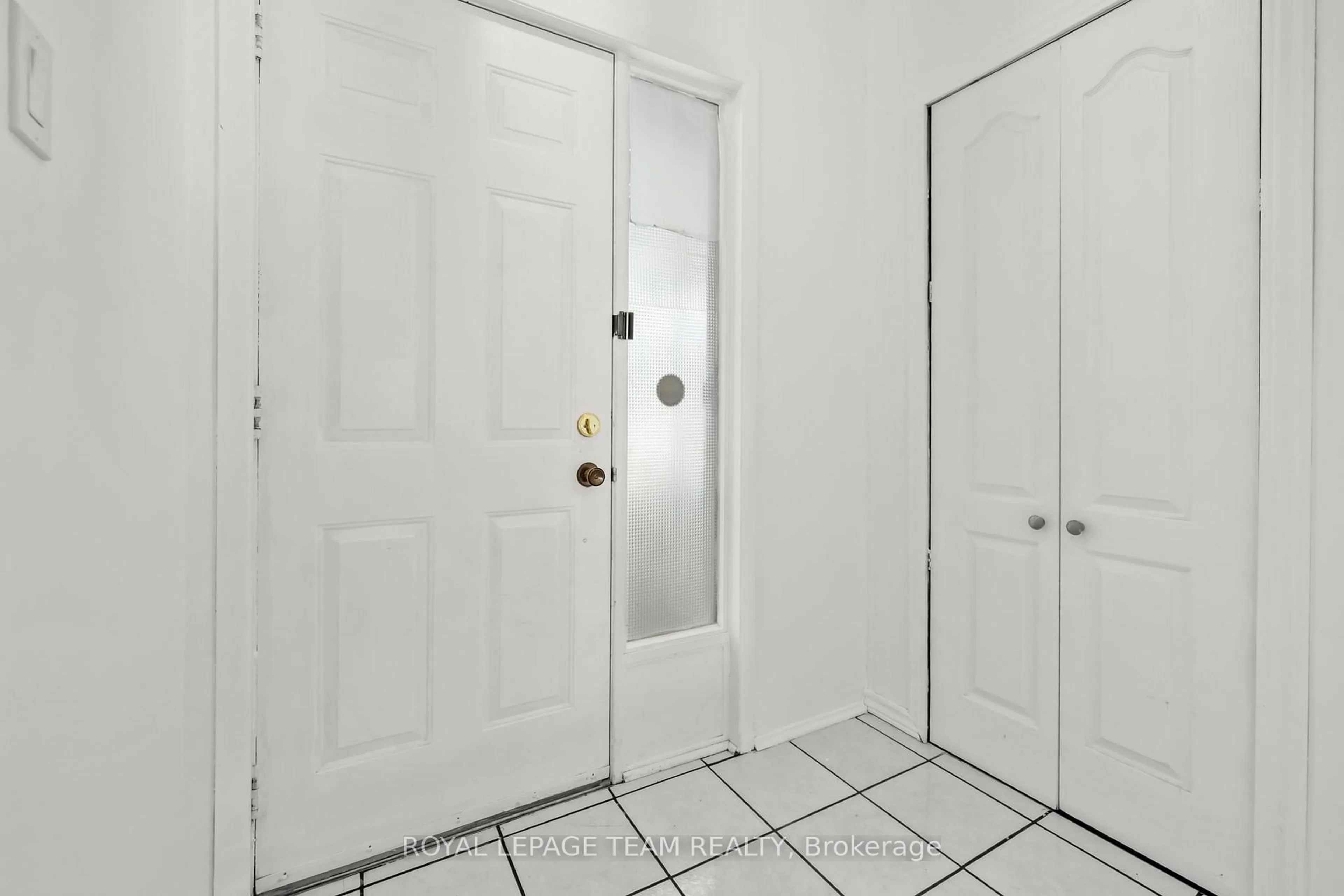 Indoor entryway for 81 Rueter St, Ottawa Ontario K2J 3V6