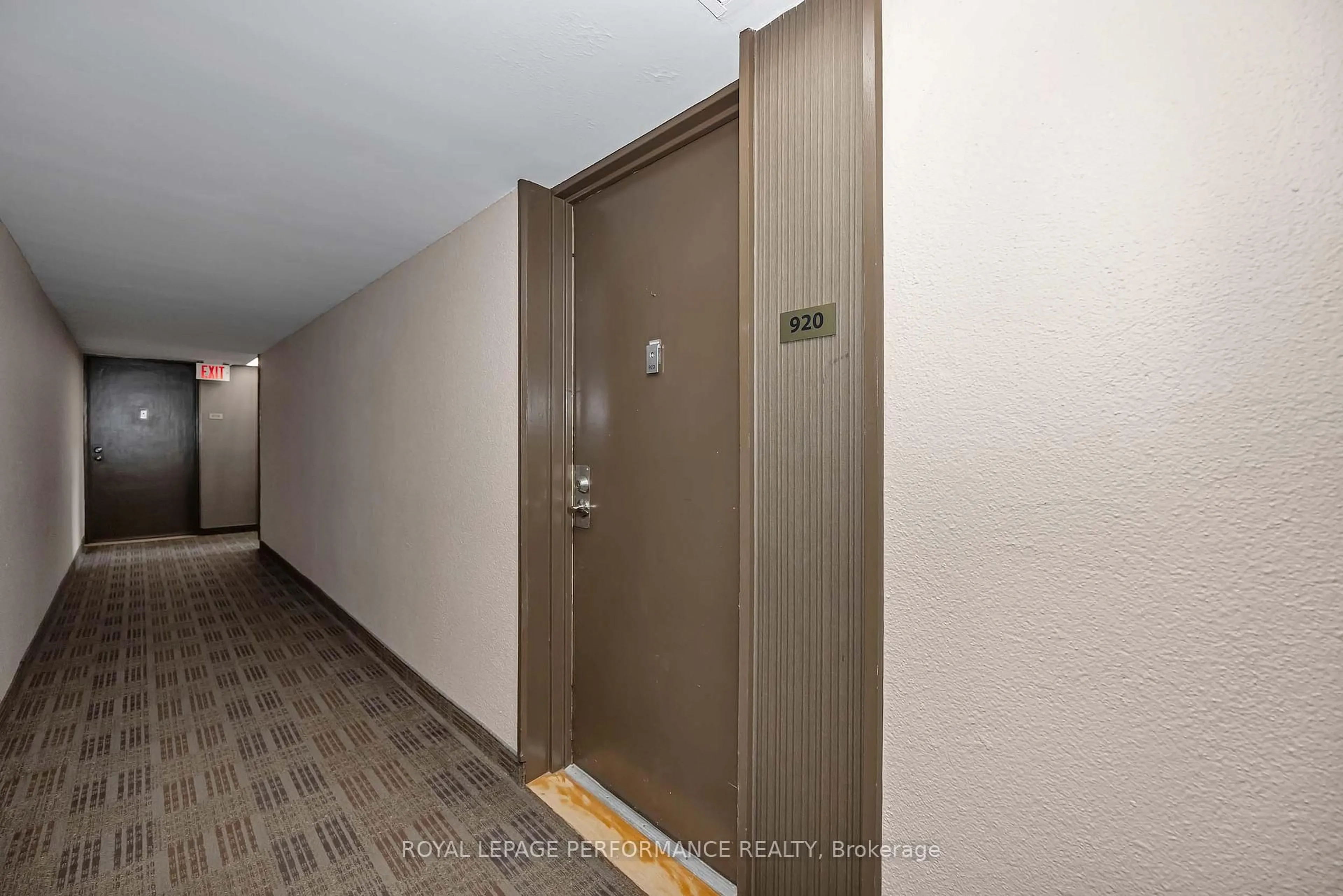 Indoor foyer for 20 Chesterton Dr #920, Ottawa Ontario K2E 6Z7