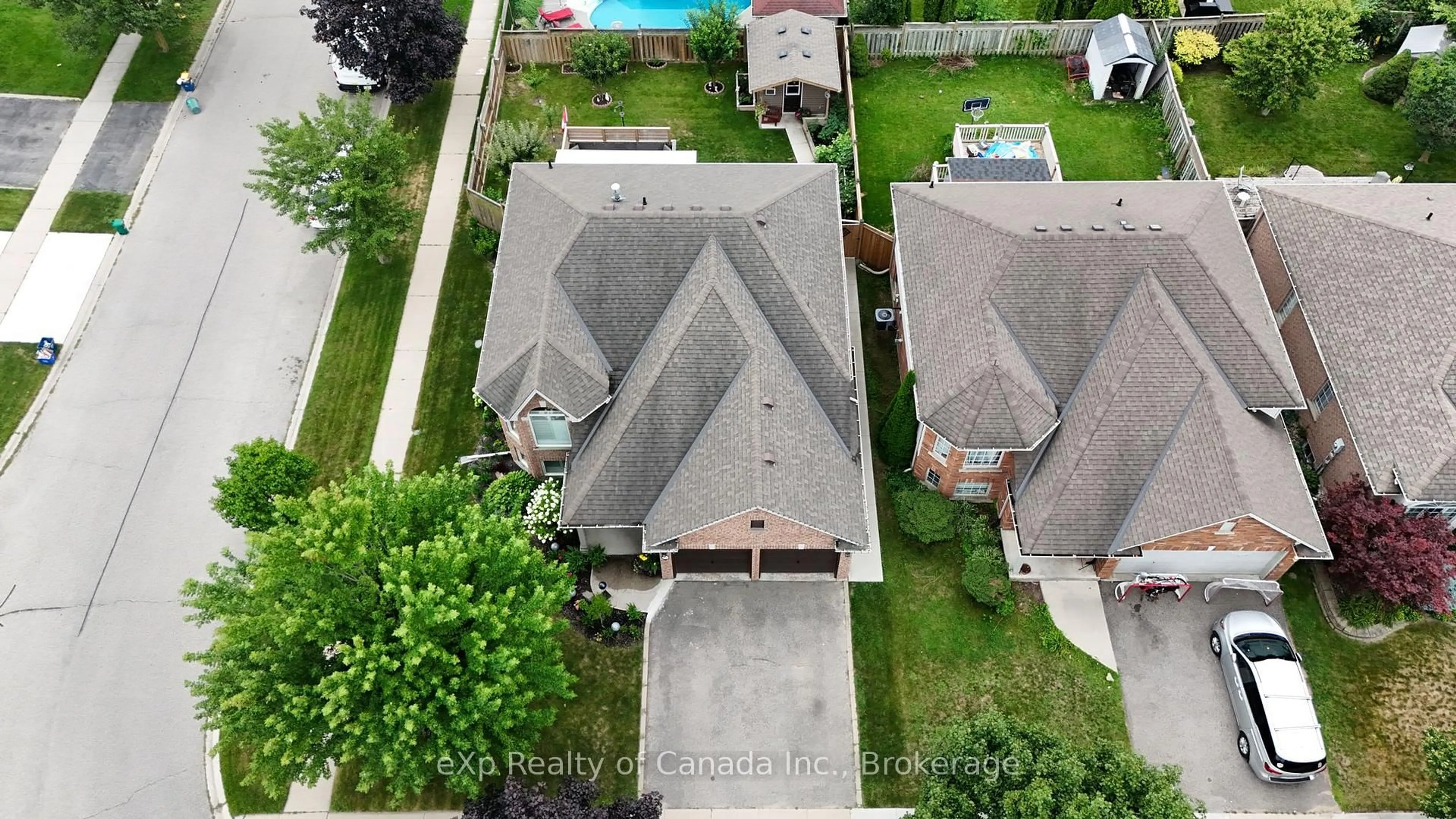 A pic from outside/outdoor area/front of a property/back of a property/a pic from drone, street for 17 Varley Cres, Brantford Ontario N3R 7Z3
