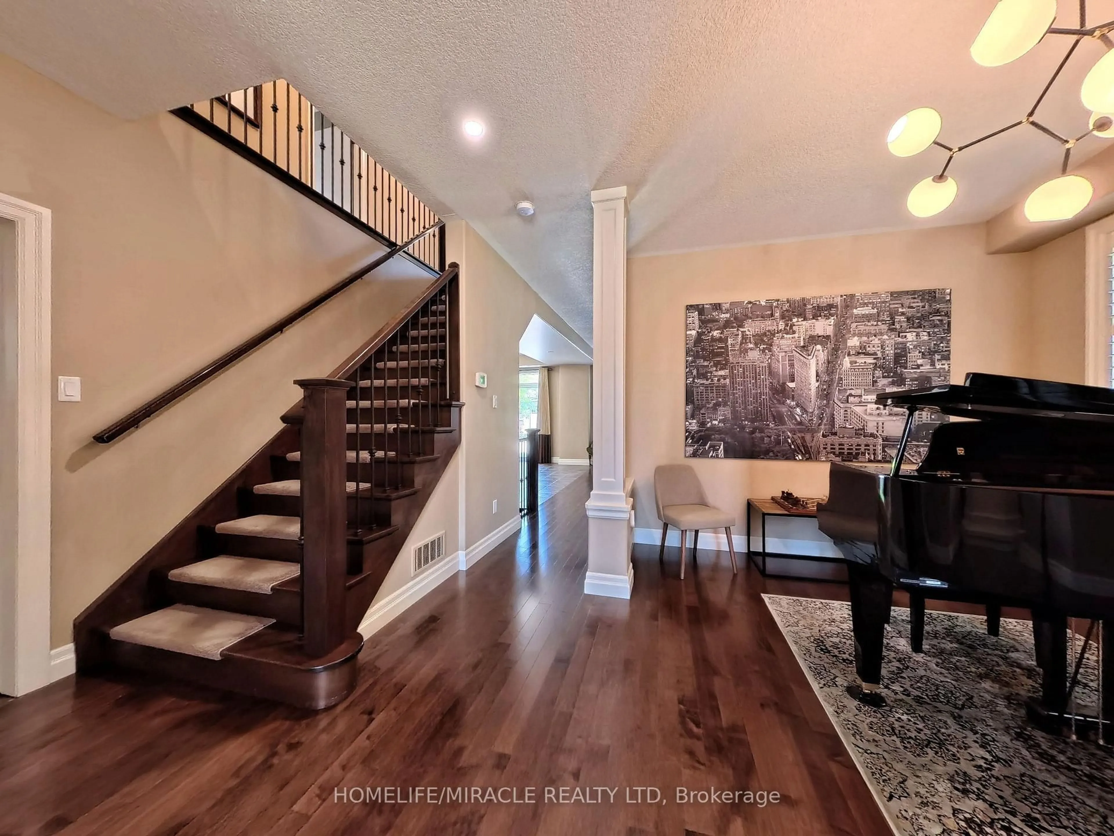 Indoor entryway for 913 Valebrook Crt, Kitchener Ontario N2A 0E5