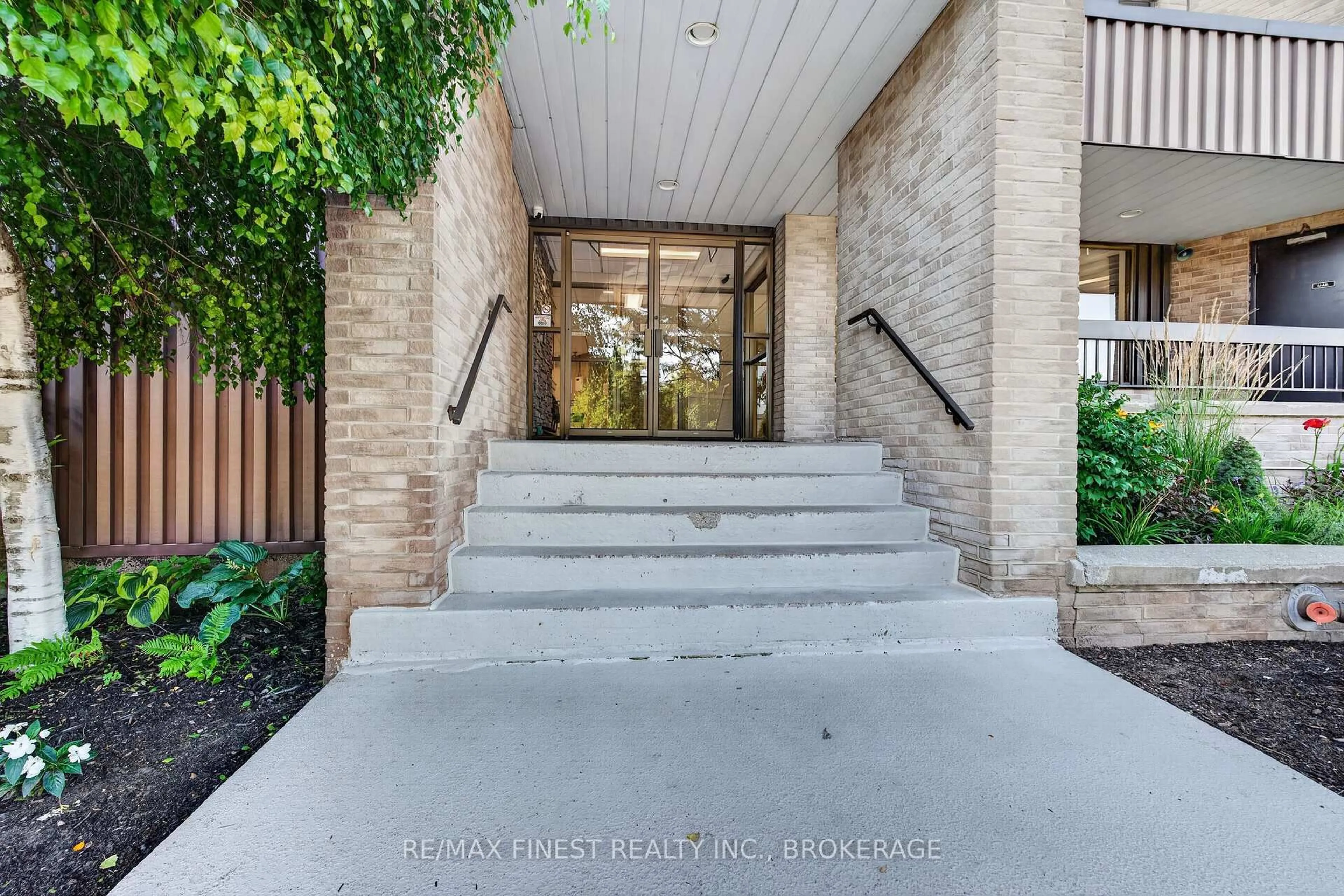Indoor foyer for 334 Queen Mary Rd #602, Kingston Ontario K7M 7E7