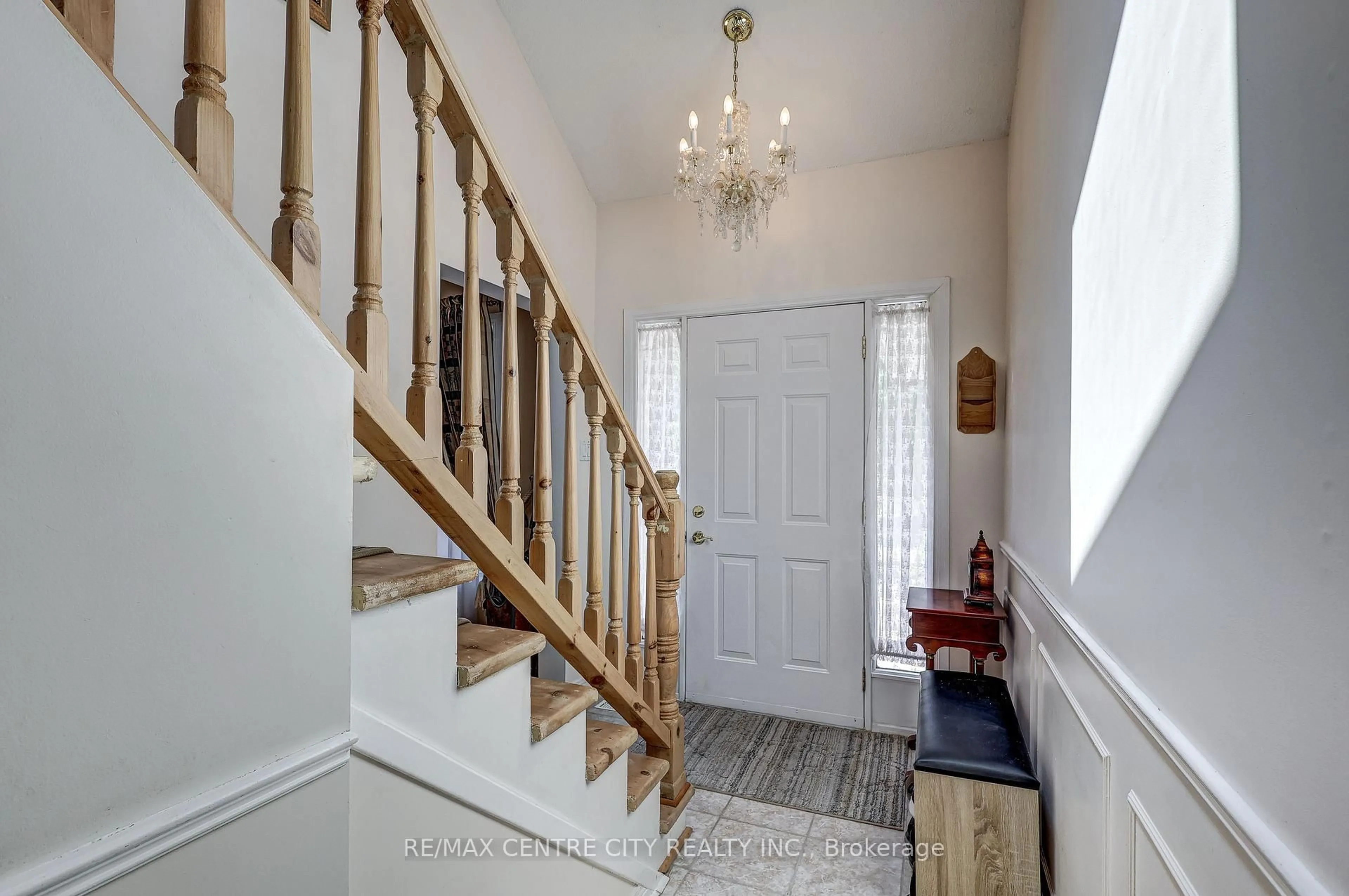Indoor entryway for 48 Clarendon Cres, London South Ontario N6C 5B8