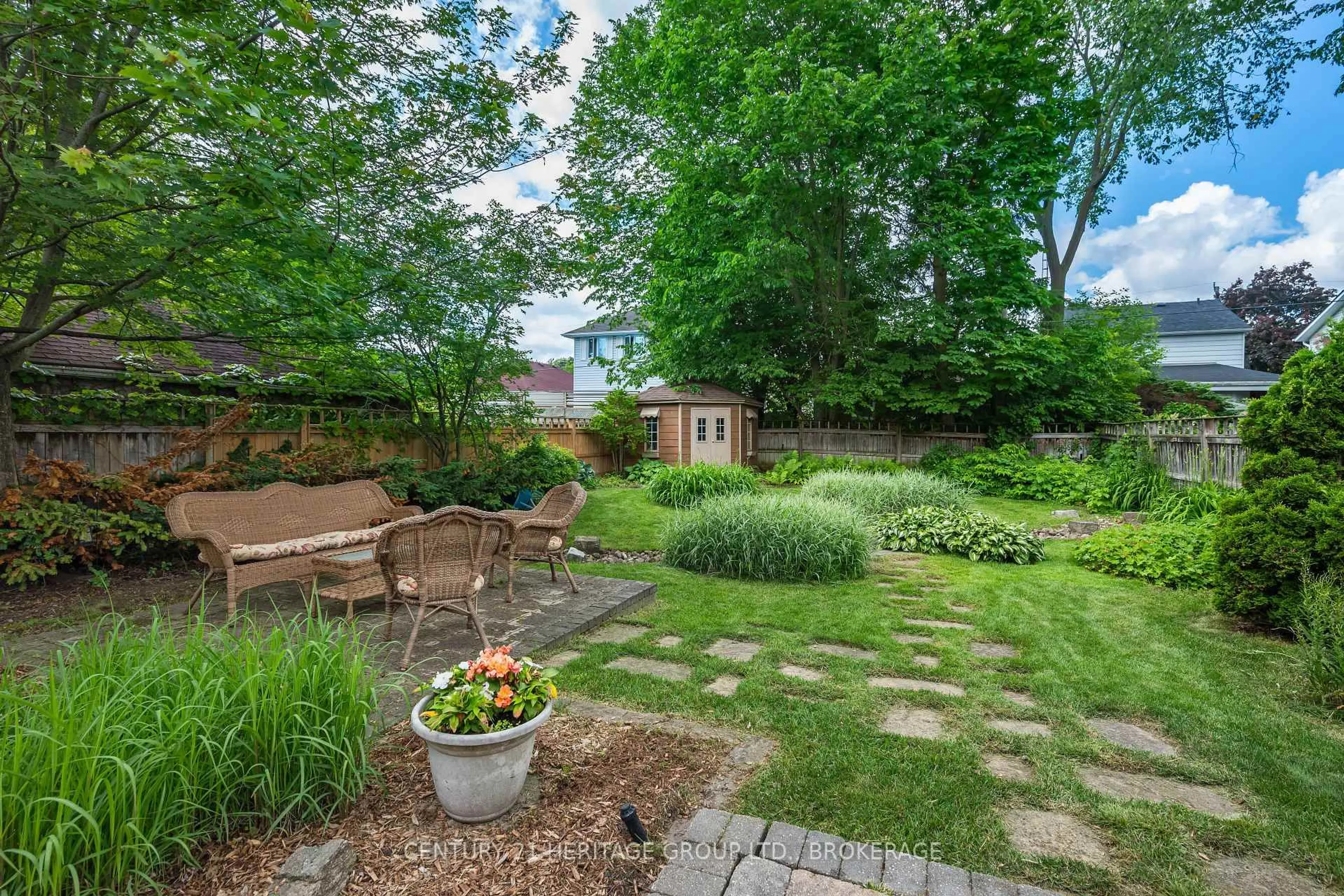 Patio, street for 422 College St, Kingston Ontario K7L 4M7