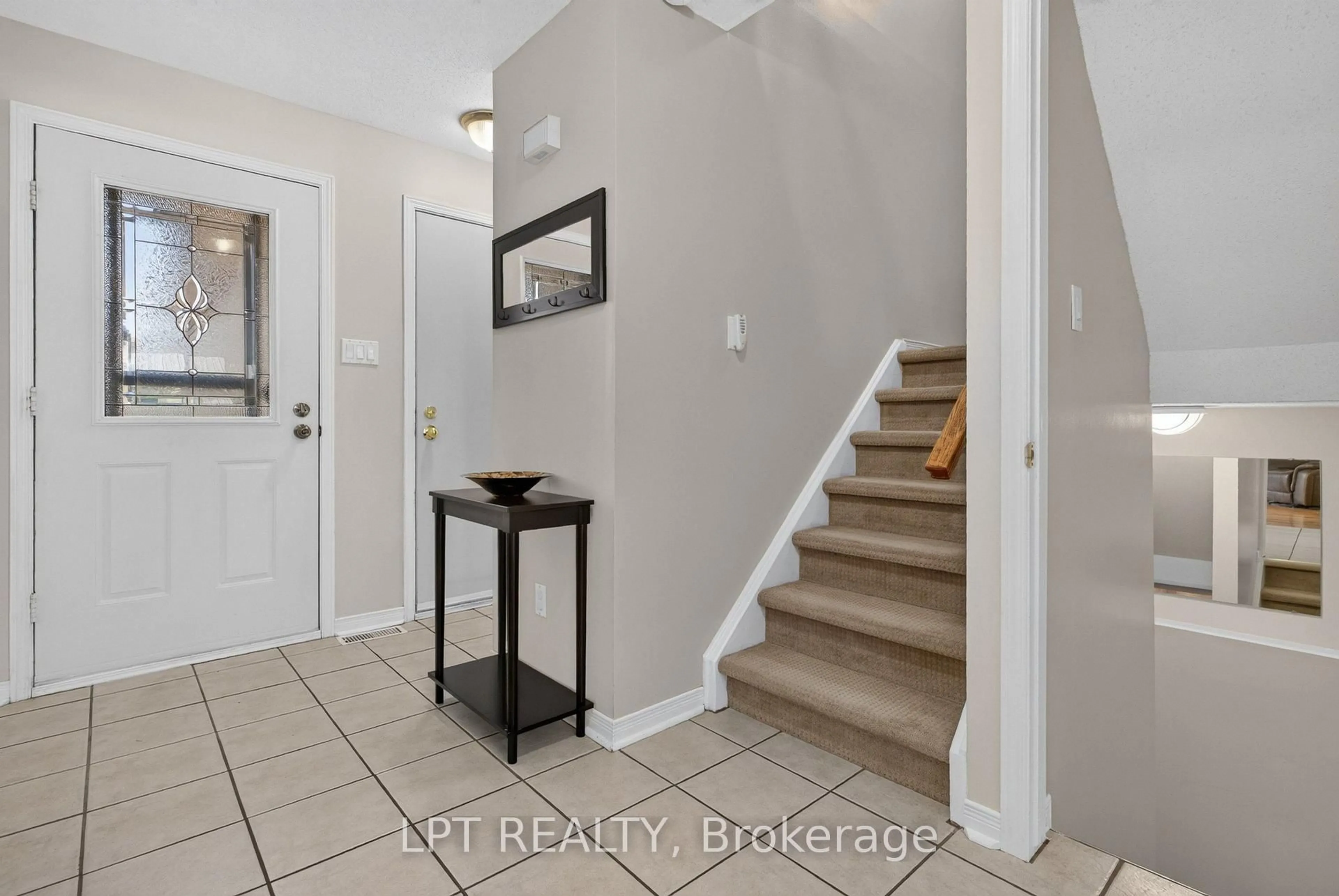 Indoor entryway for 56 Victor St, Stittsville Ontario K2S 1H8