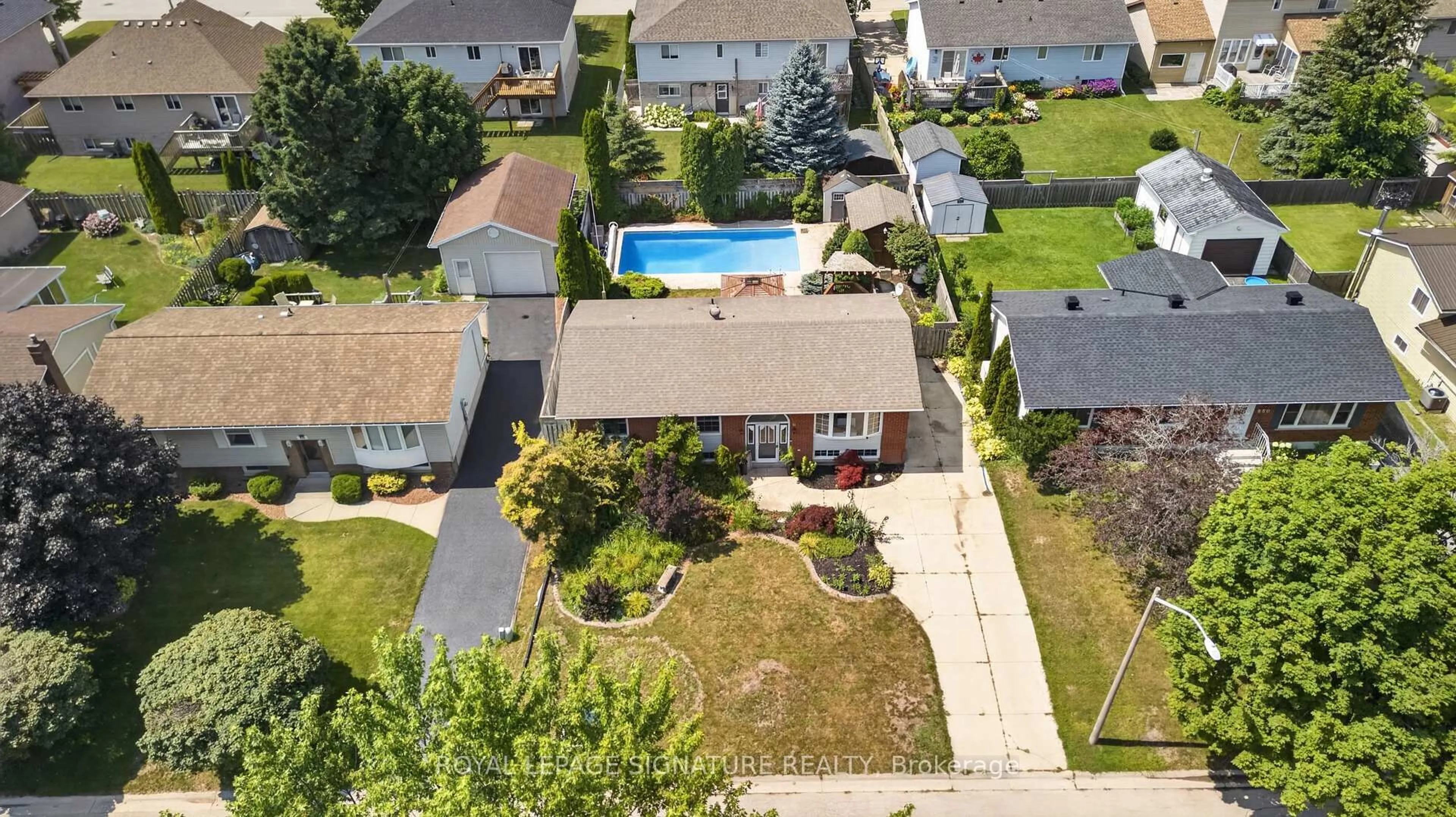 A pic from outside/outdoor area/front of a property/back of a property/a pic from drone, street for 644 Scott St, Kincardine Ontario N2Z 1V6