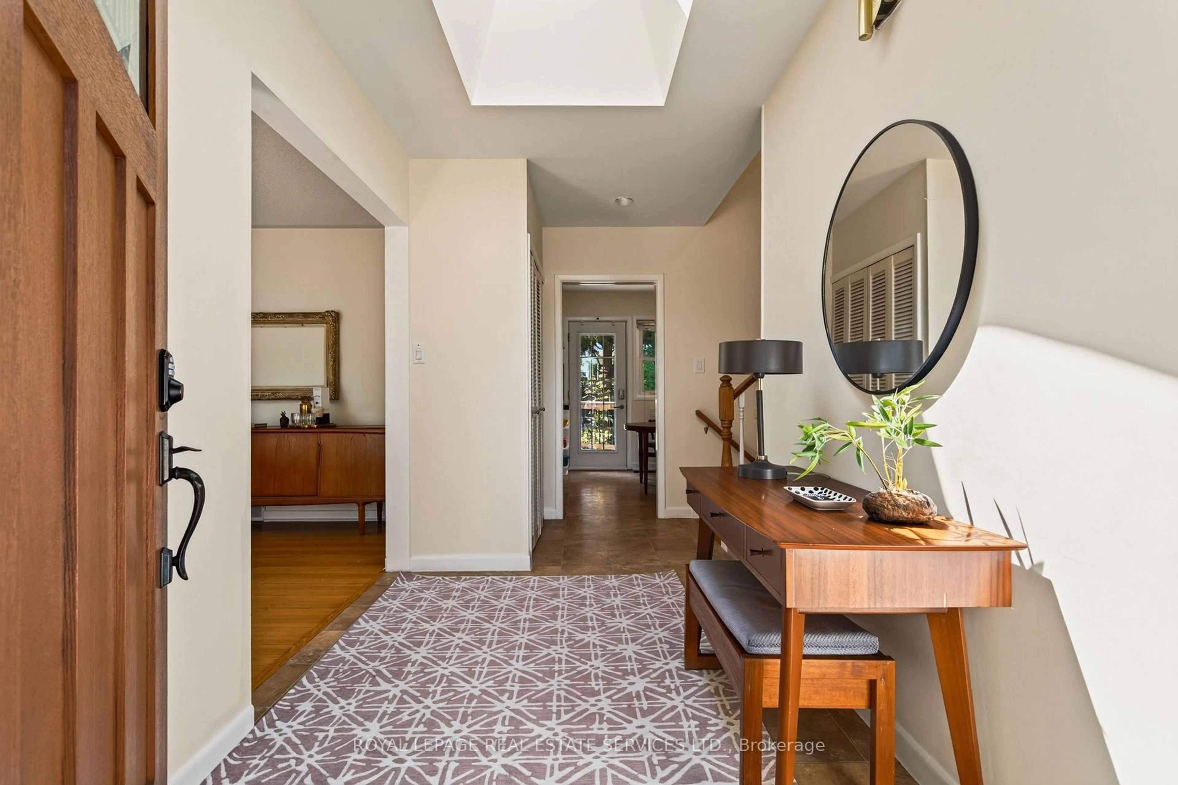 Indoor entryway for 17 Lynndale Dr, Hamilton Ontario L9H 3L4