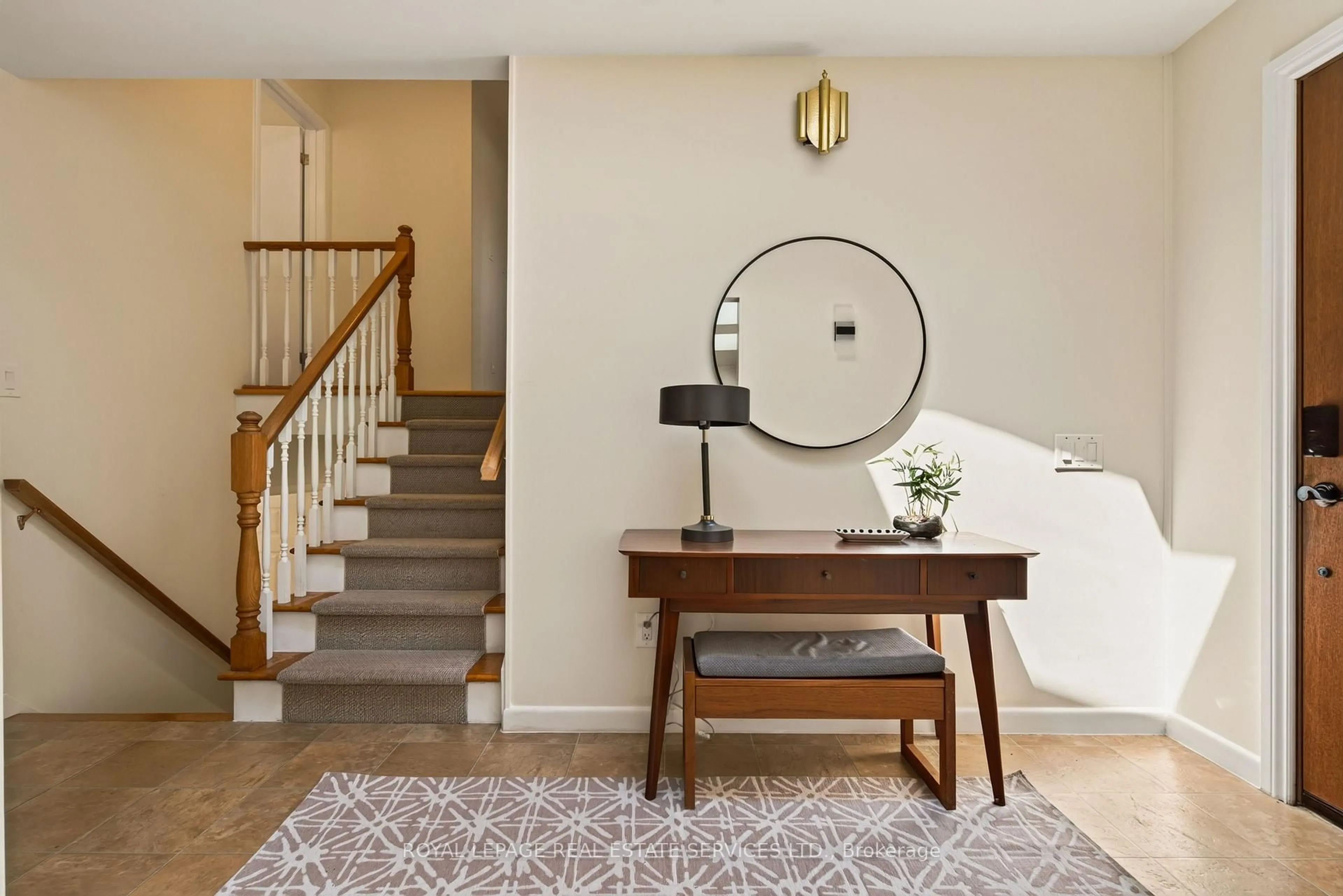 Indoor entryway for 17 Lynndale Dr, Hamilton Ontario L9H 3L4