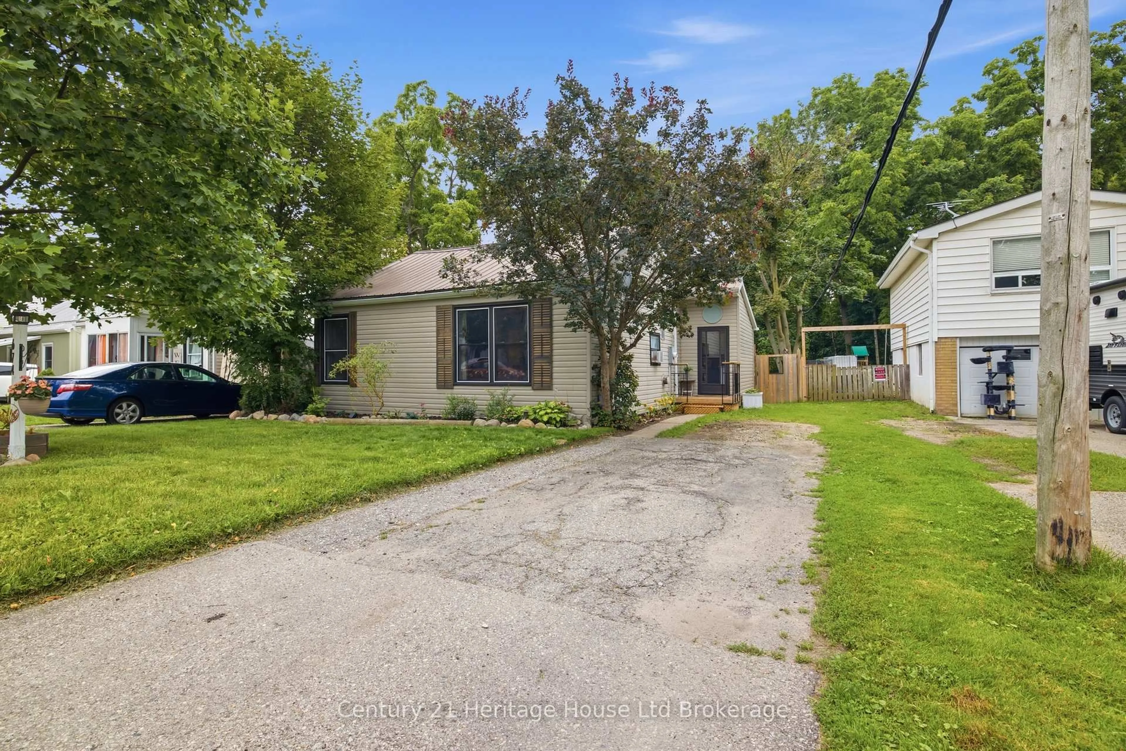 A pic from outside/outdoor area/front of a property/back of a property/a pic from drone, street for 674 Hayball St, Woodstock Ontario N4S 4Z4