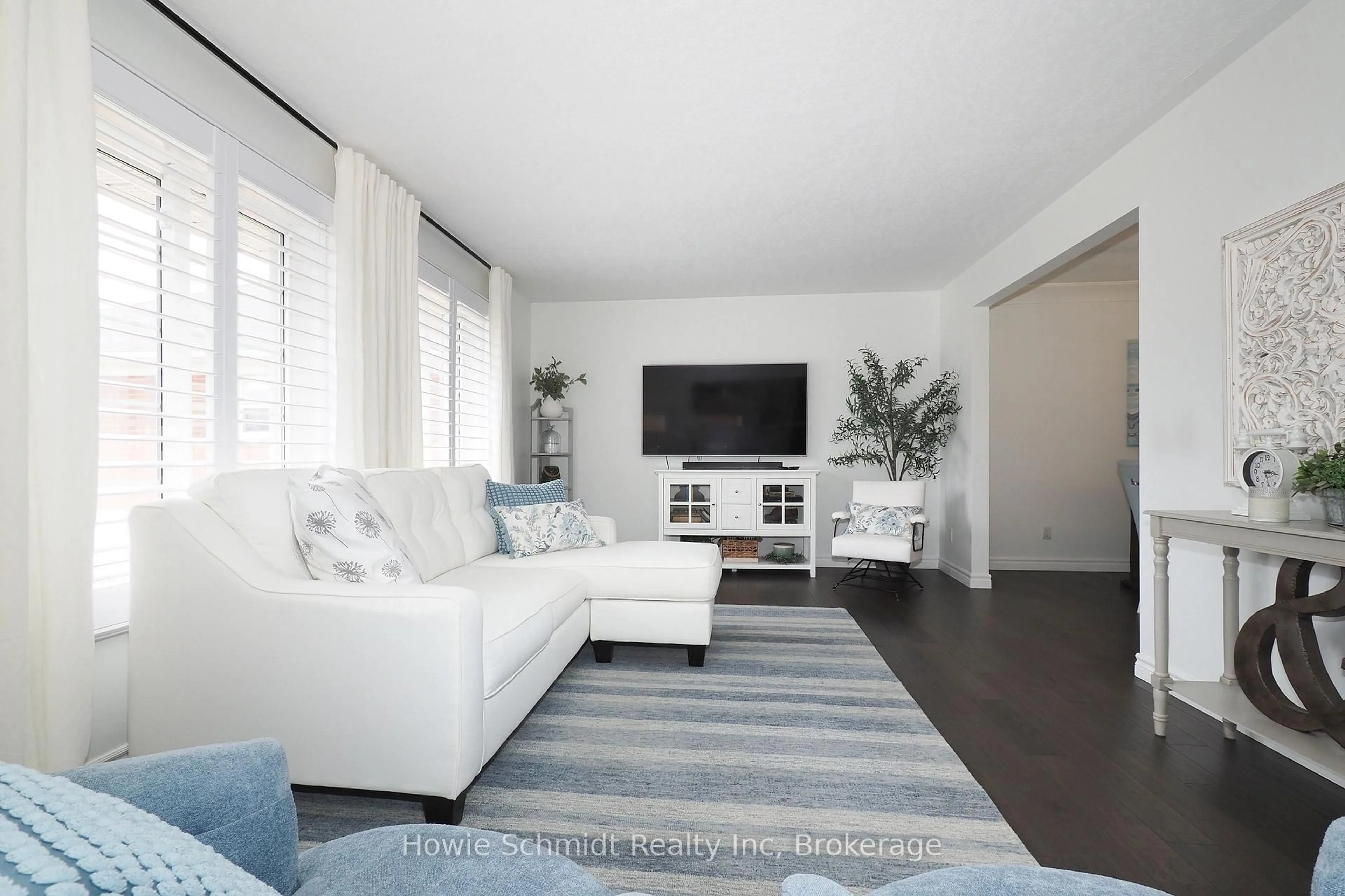 Living room with furniture, unknown for 182 Mitchell St, North Dumfries Ontario N0B 1E0