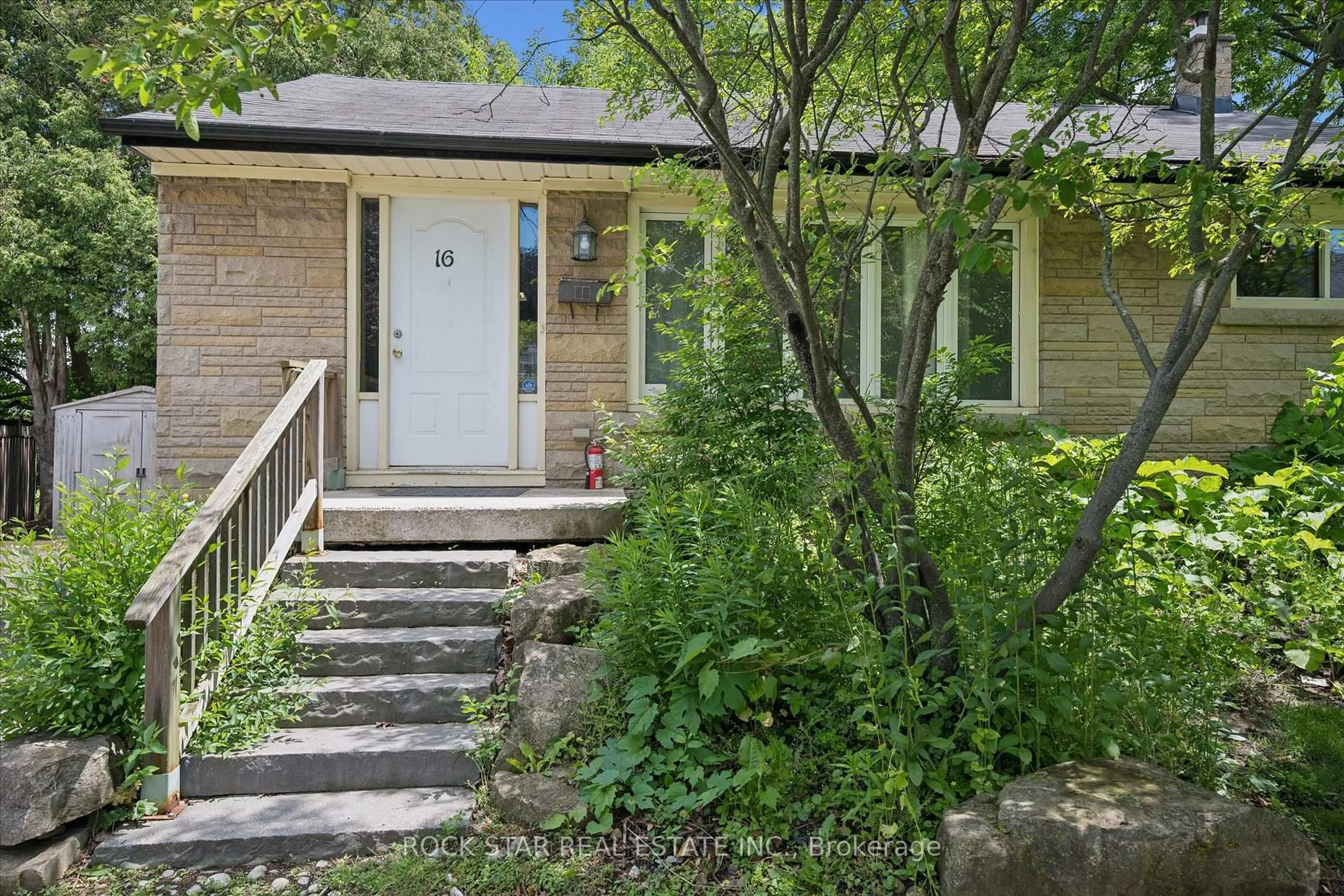 Unknown for 16 BEAUCOURT Pl, Hamilton Ontario L8S 2P7