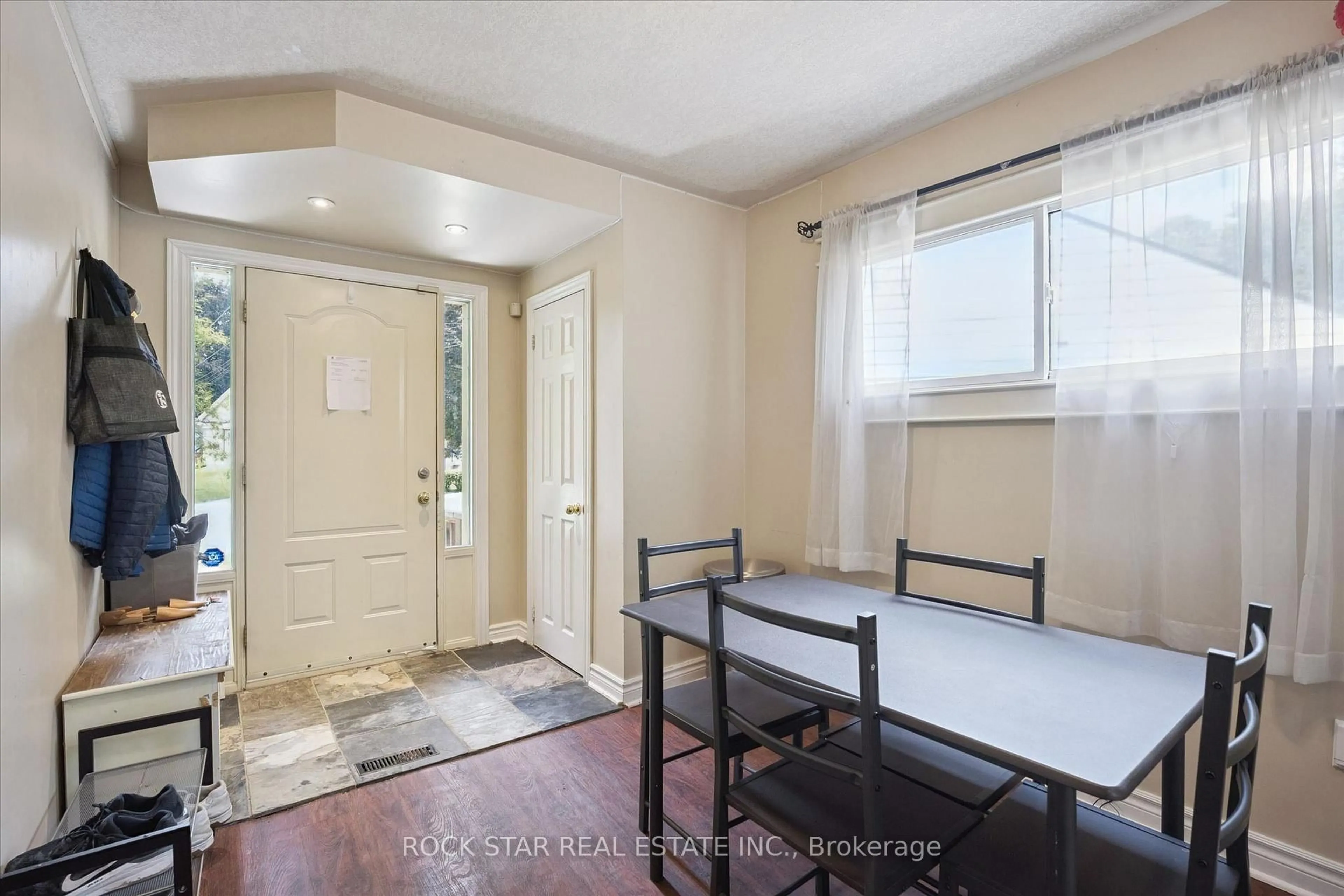 Indoor entryway for 16 BEAUCOURT Pl, Hamilton Ontario L8S 2P7