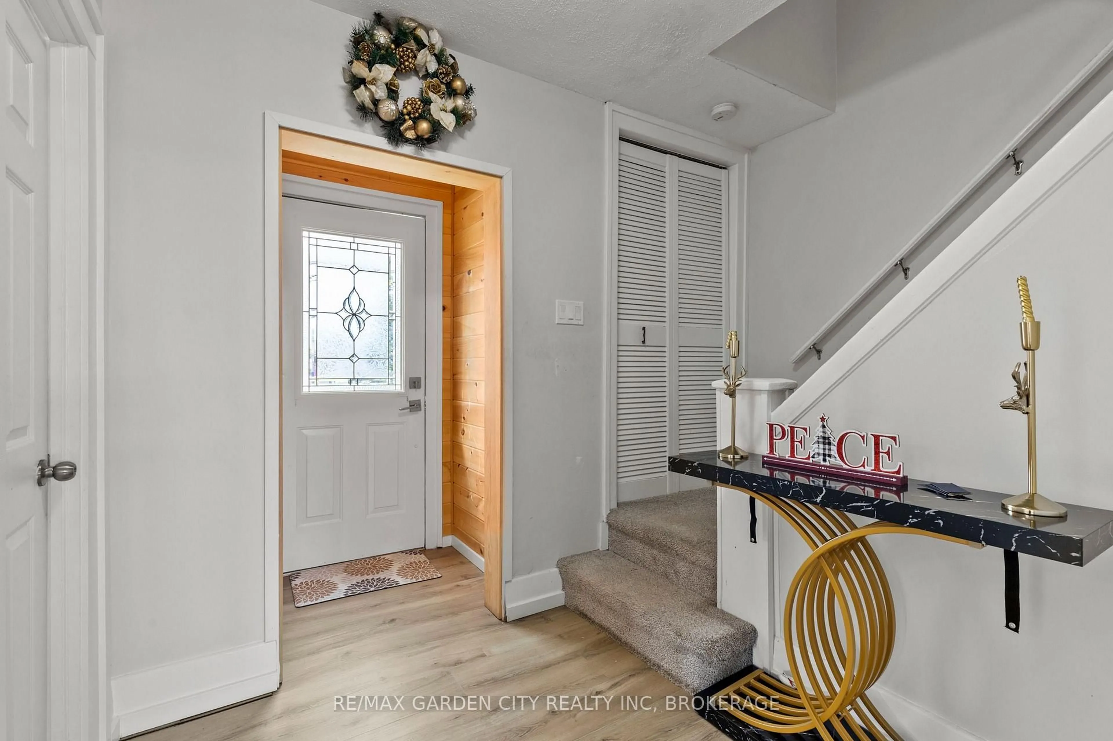Indoor entryway for 151 St George St, Welland Ontario L3C 5N9