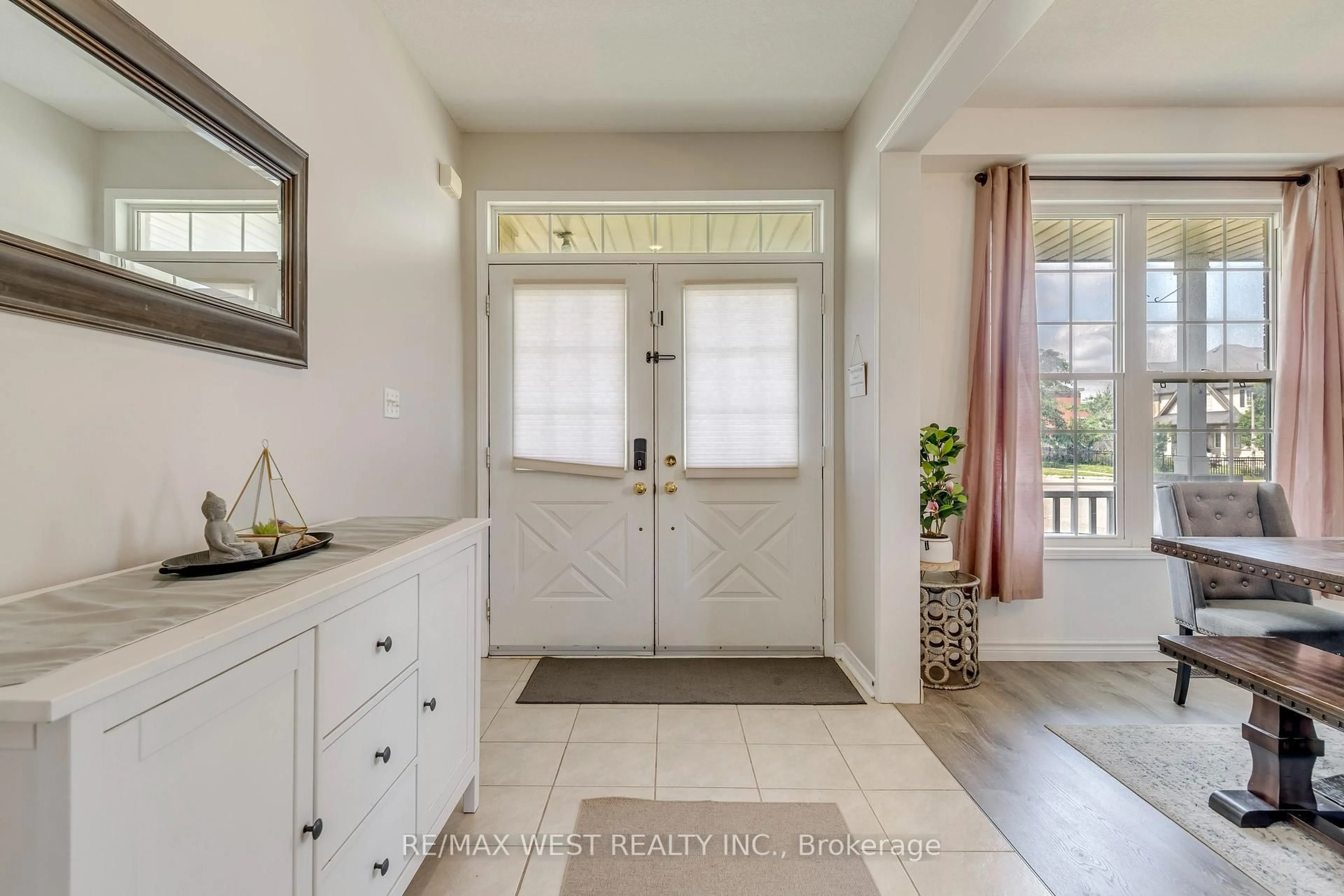 Indoor entryway for 1 Avedisian St, Brantford Ontario N3T 0A5