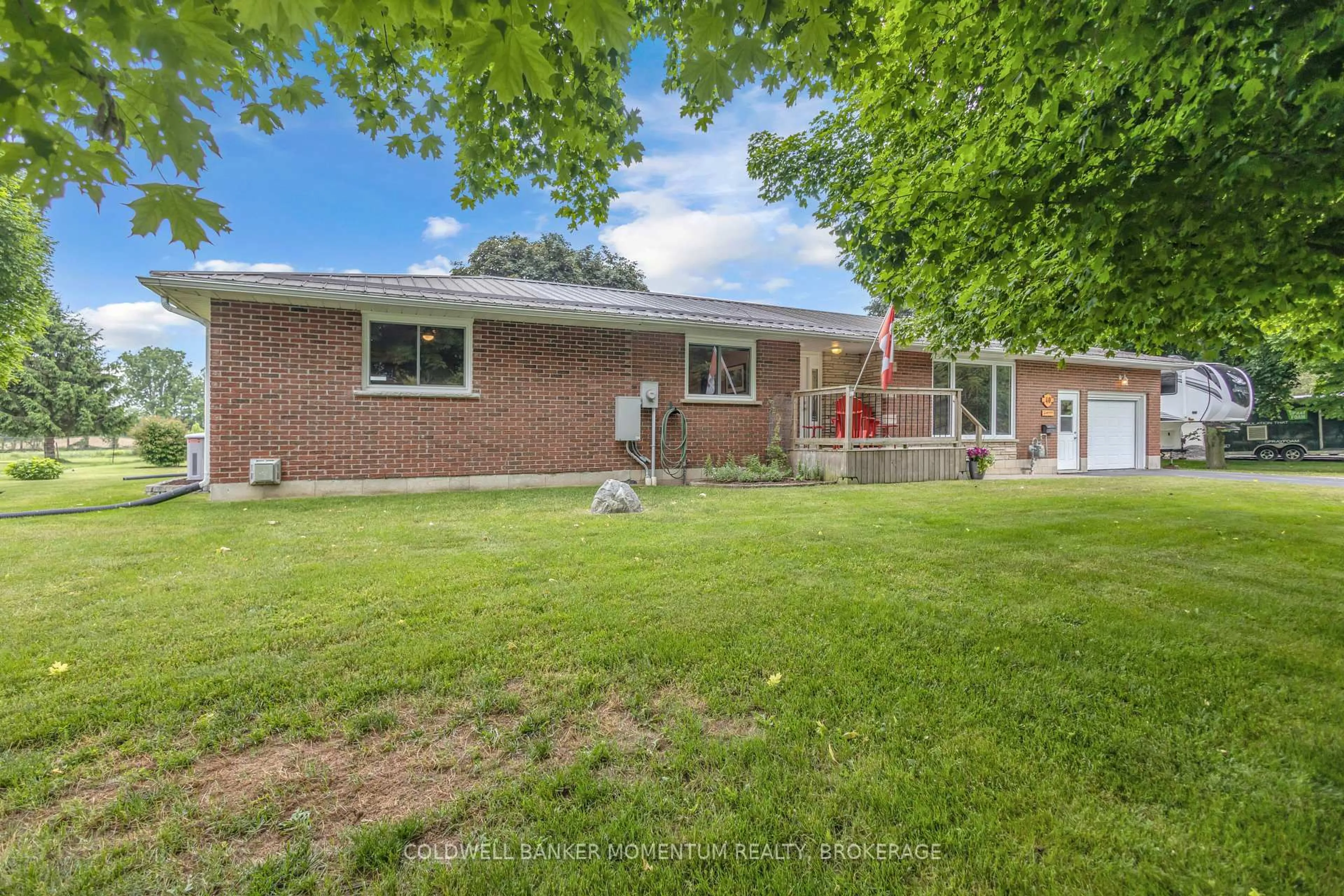 A pic from outside/outdoor area/front of a property/back of a property/a pic from drone, street for 40 Murray St, Norfolk Ontario N0E 1W0