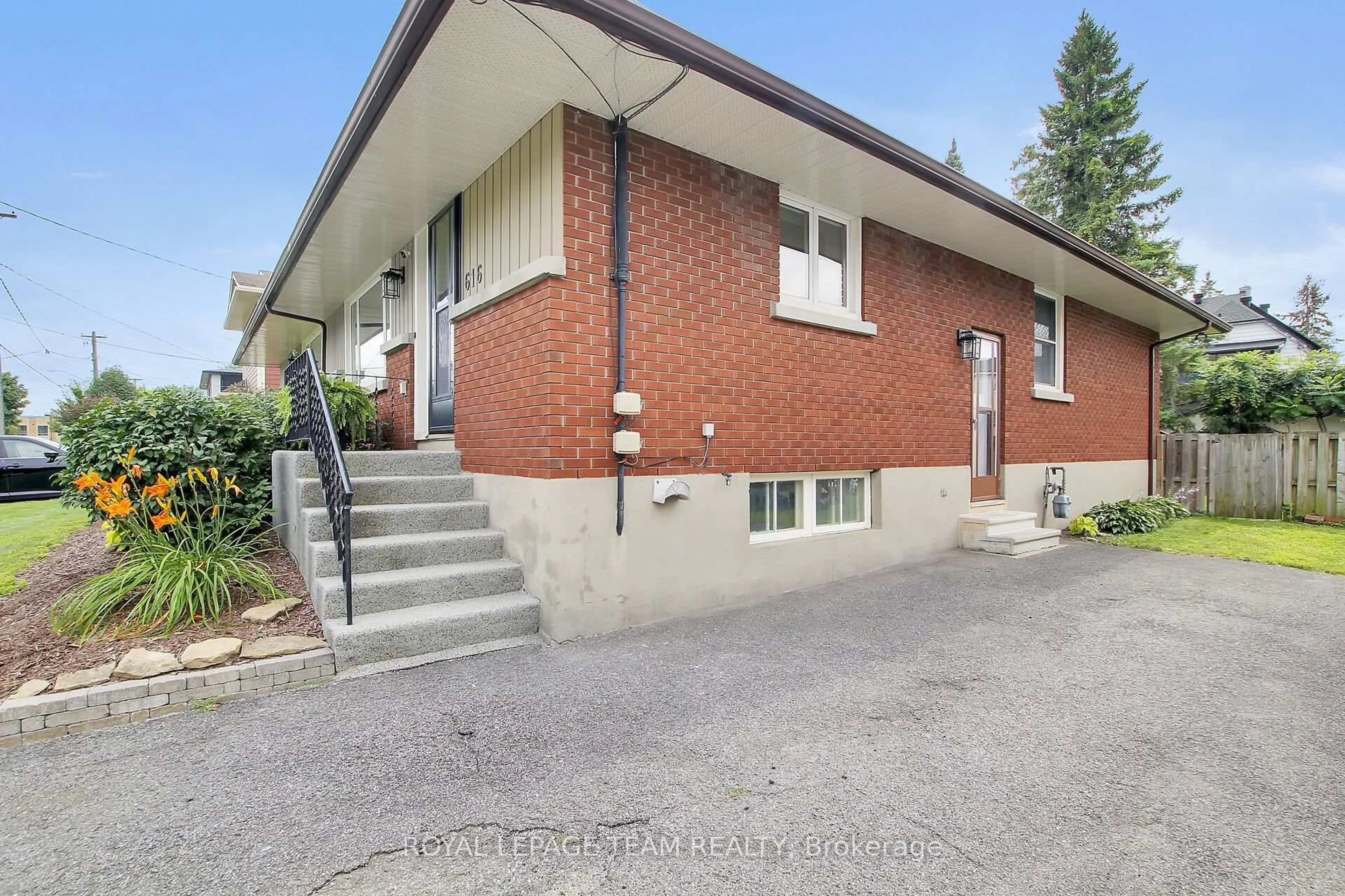 Home with brick exterior material, street for 616 Westview Ave, Ottawa Ontario K1Z 6E3