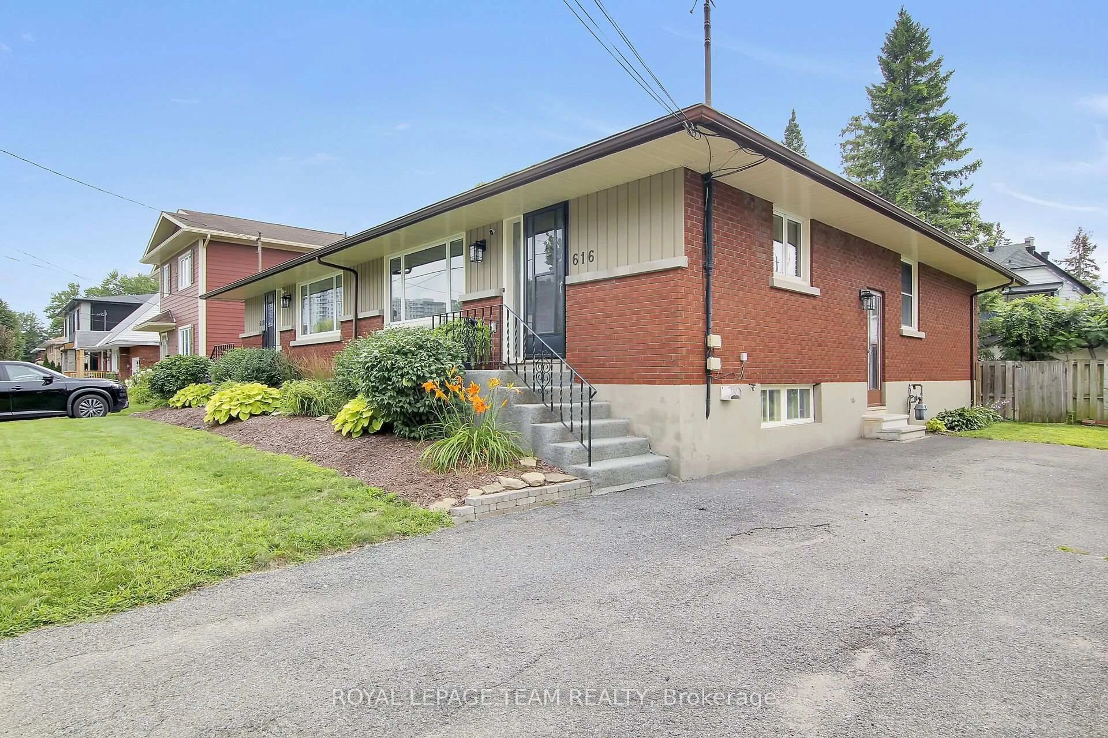 Home with brick exterior material, street for 616 Westview Ave, Ottawa Ontario K1Z 6E3