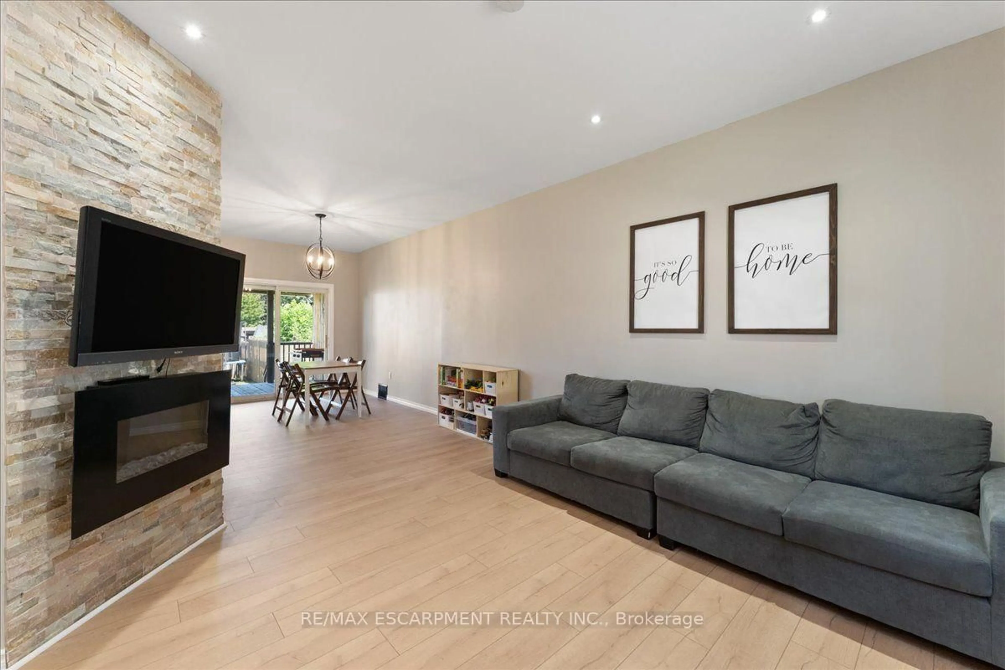 Living room with furniture, unknown for 11 PRIMROSE Ave, Hamilton Ontario L8L 2K7