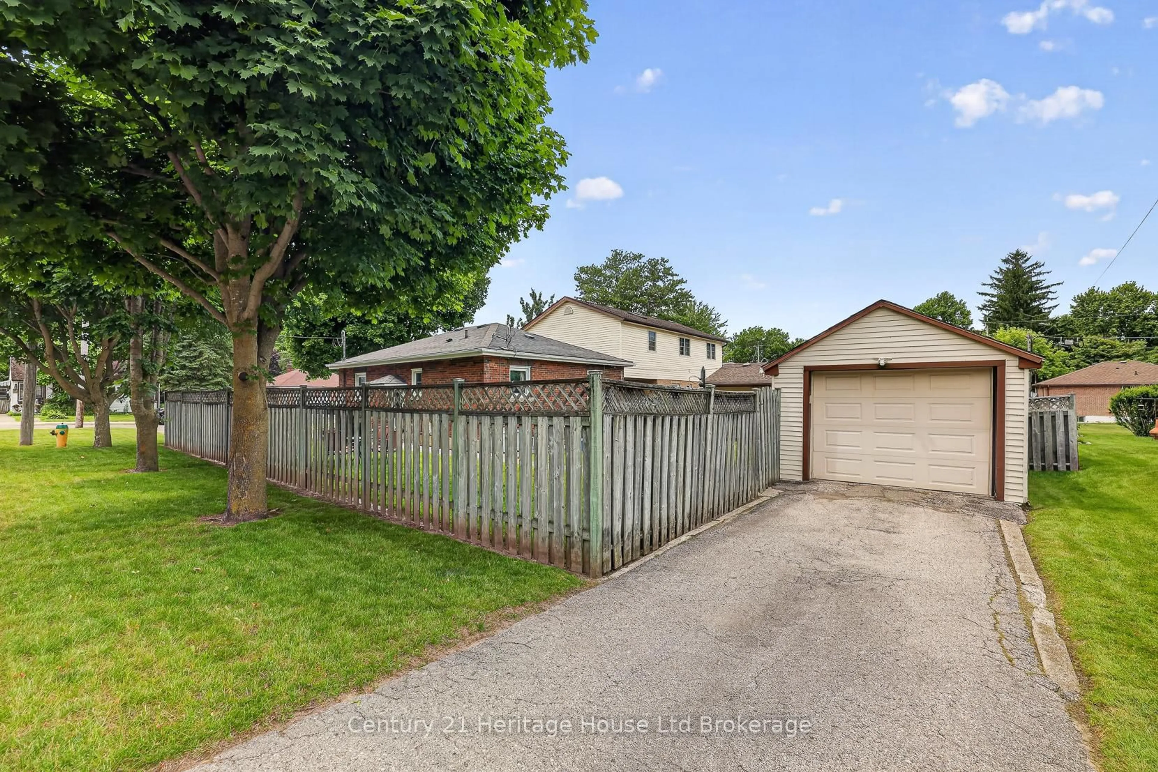 A pic from outside/outdoor area/front of a property/back of a property/a pic from drone, street for 209 Butler St, Woodstock Ontario N4S 3A8