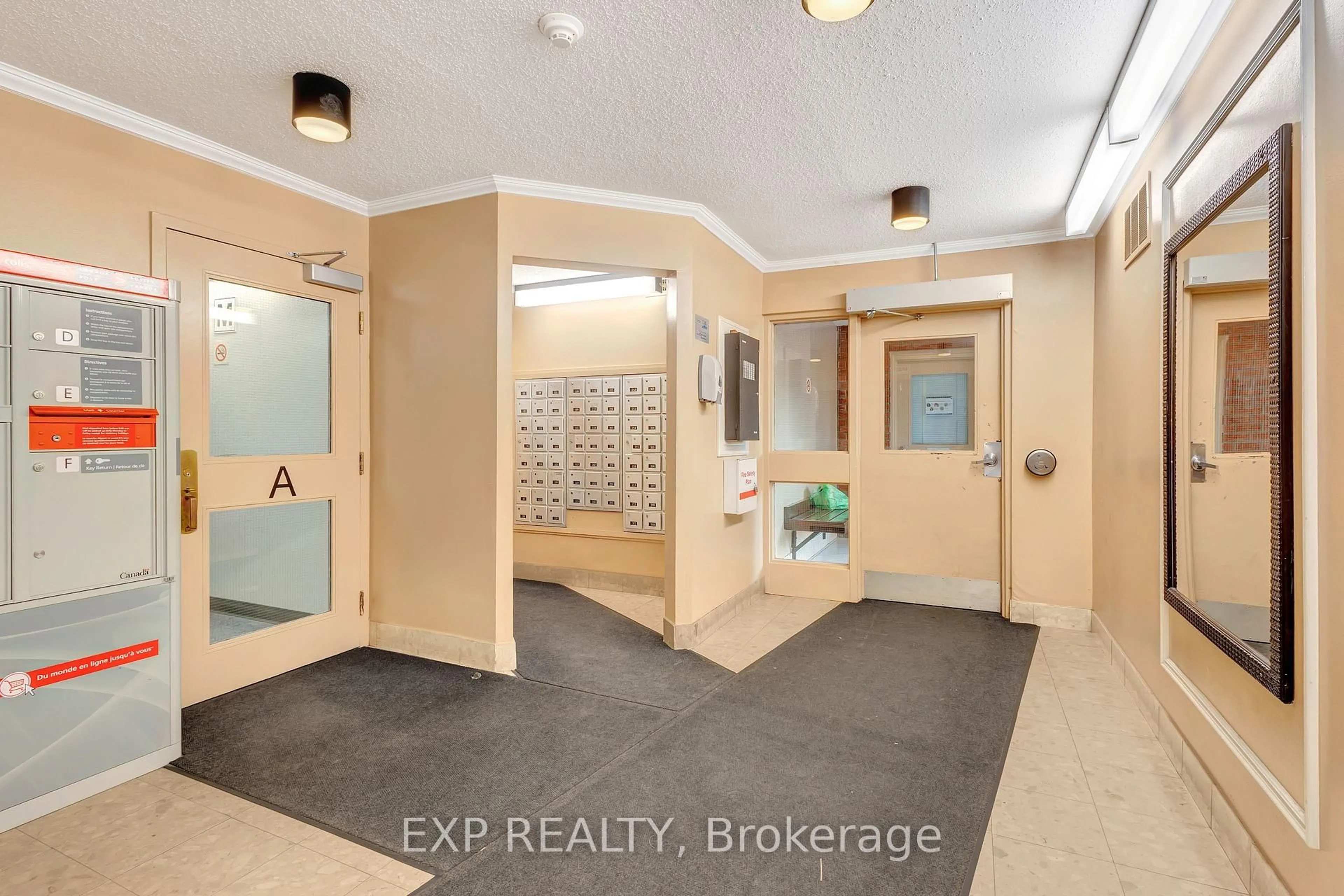 Indoor entryway for 270 Lorry Greenberg Dr #218, Ottawa Ontario K1T 3K2
