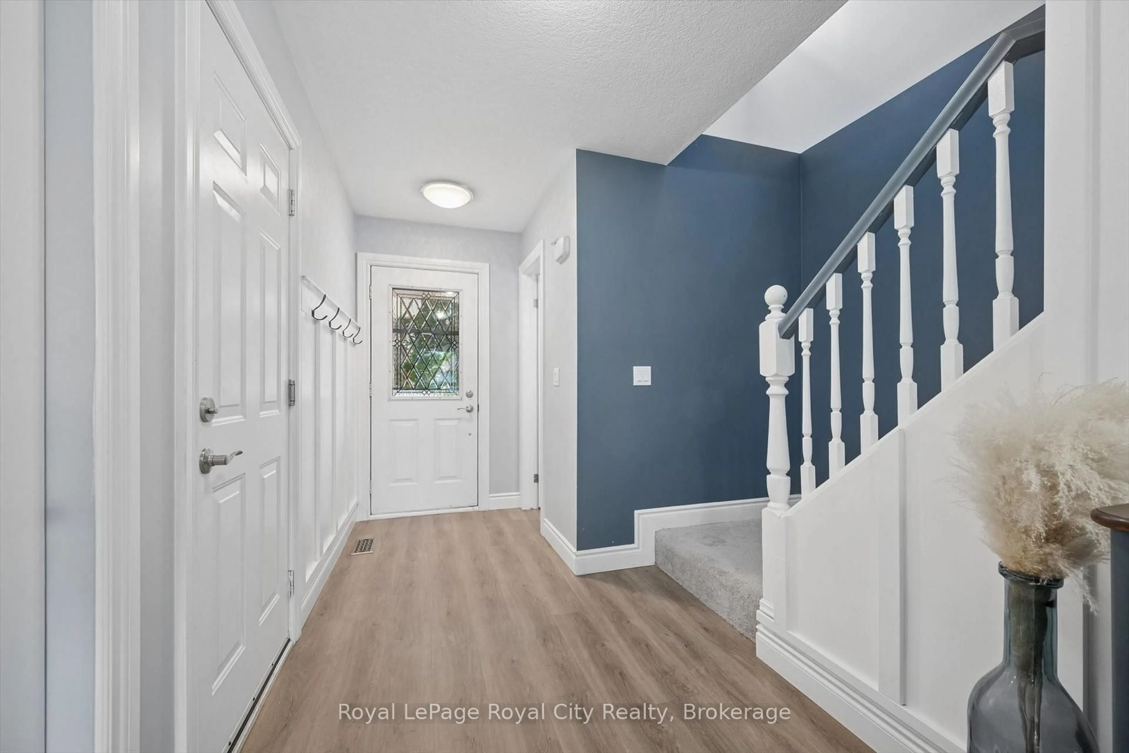 Indoor entryway for 63 STARVIEW Cres, Guelph Ontario N1E 6Z8
