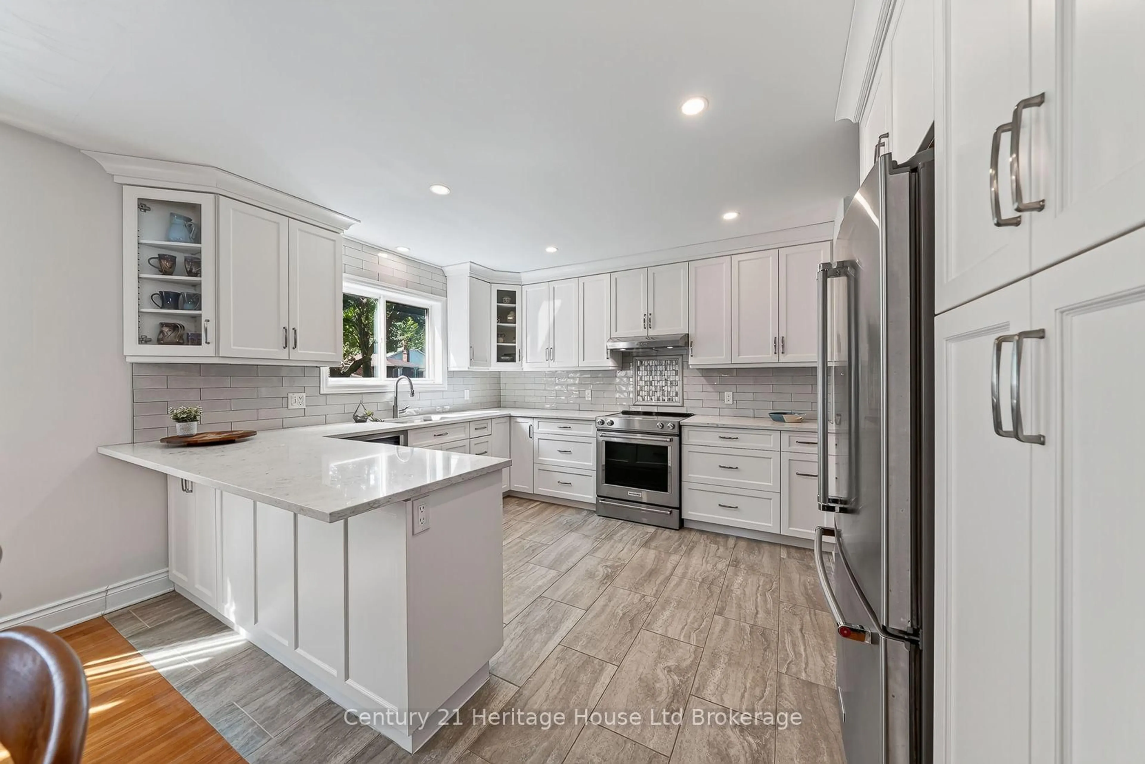 Open concept kitchen, ceramic/tile floor for 812 Hughson St, Woodstock Ontario N4S 4P7