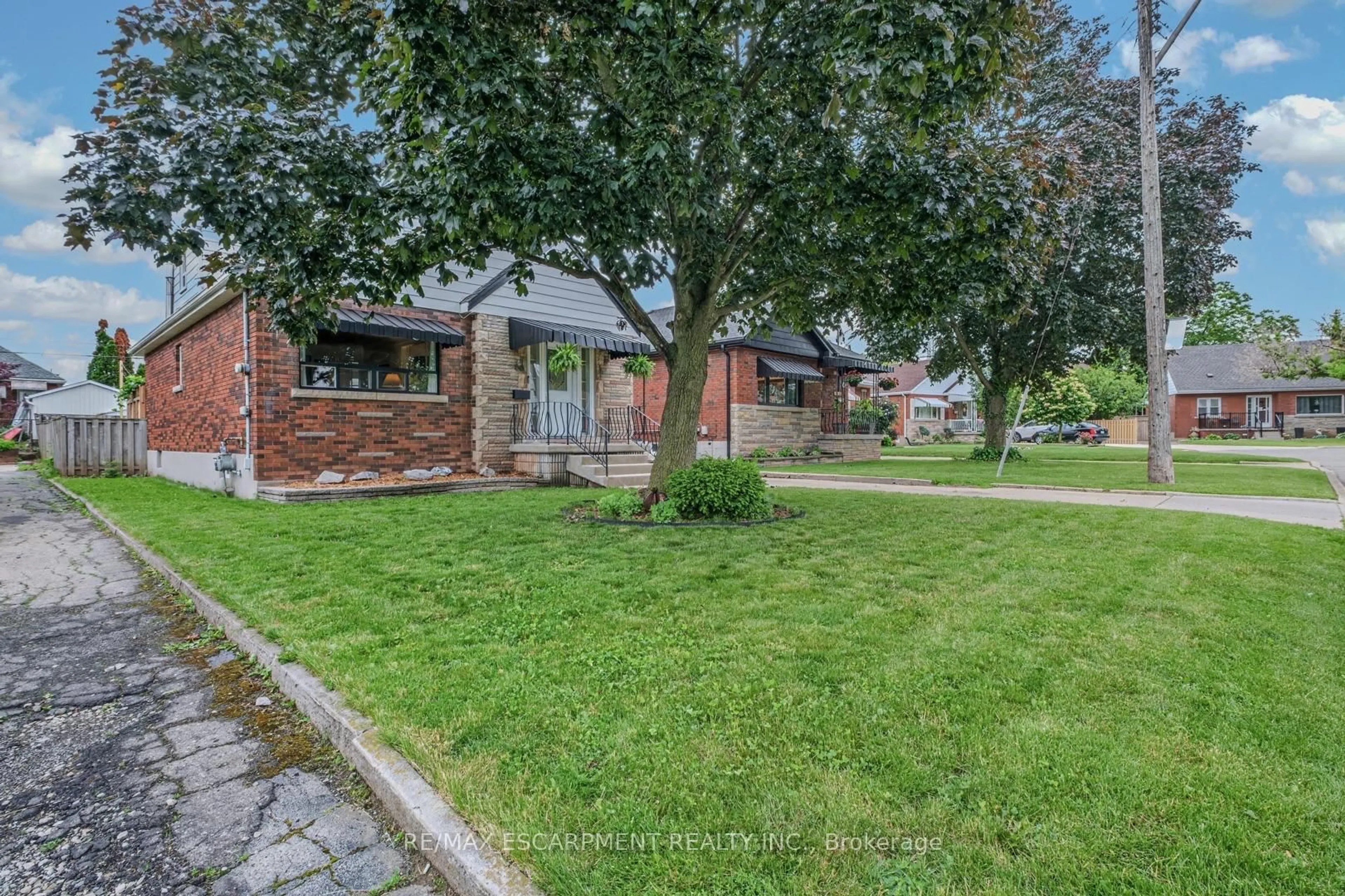 A pic from outside/outdoor area/front of a property/back of a property/a pic from drone, street for 66 Paling Crt, Hamilton Ontario L8H 5J2