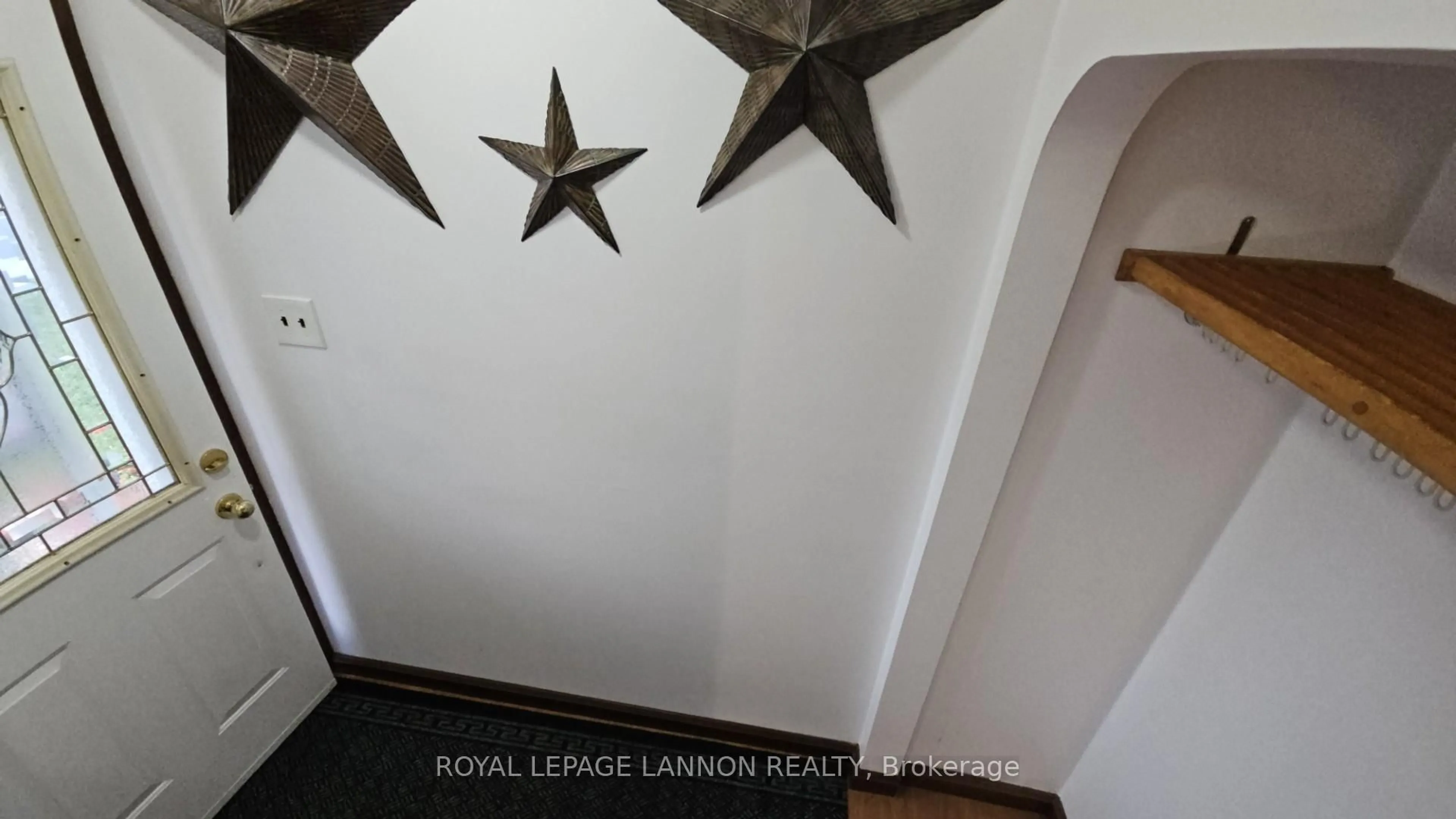 Indoor foyer for 403 Arundel St, Thunder Bay Ontario P7A 1L6