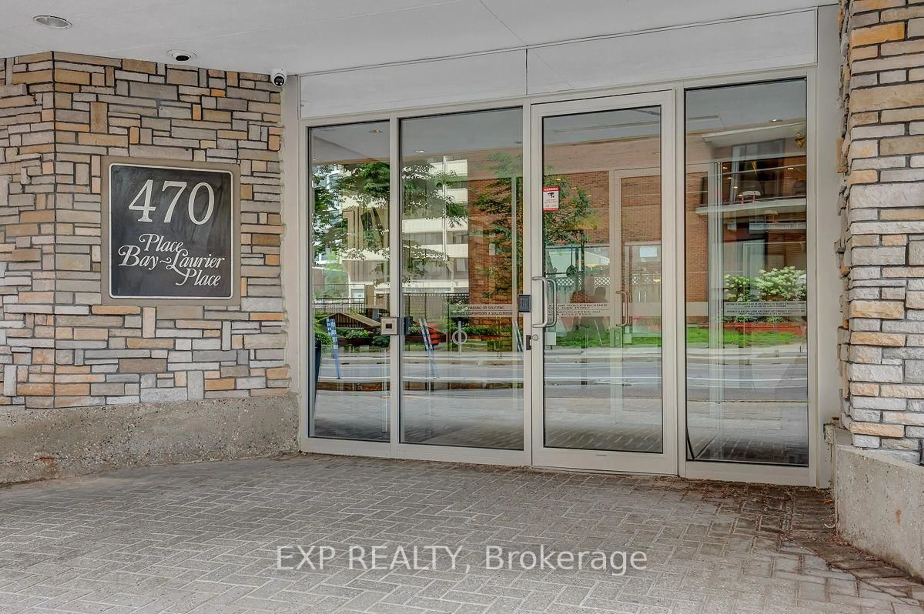 Indoor entryway for 470 Laurier St #1706, Ottawa Ontario K1R 7W9