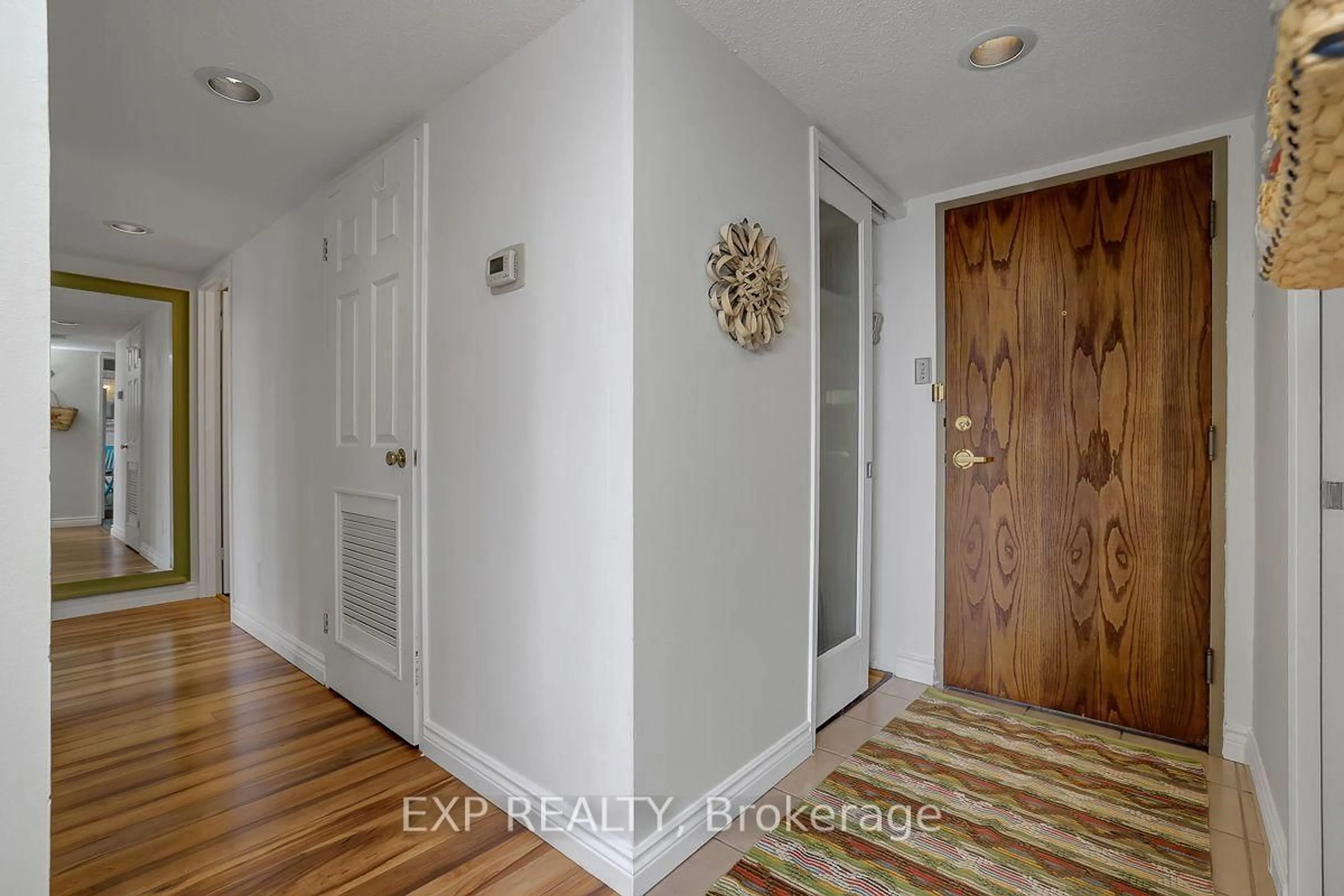 Indoor entryway for 470 Laurier St #1706, Ottawa Ontario K1R 7W9