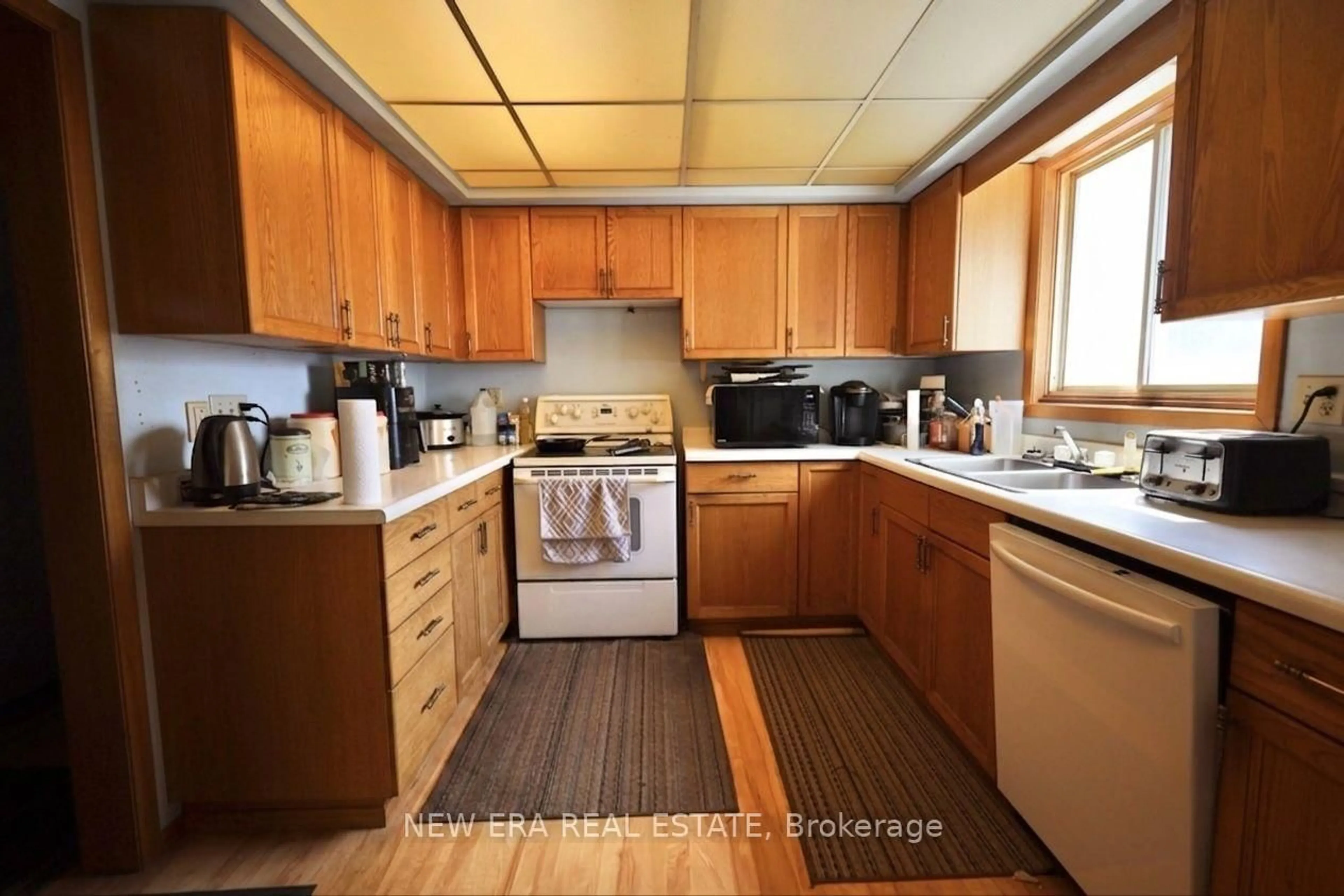 Standard kitchen, wood/laminate floor for 116 Chesterfield Ave, London South Ontario N5Z 3N2