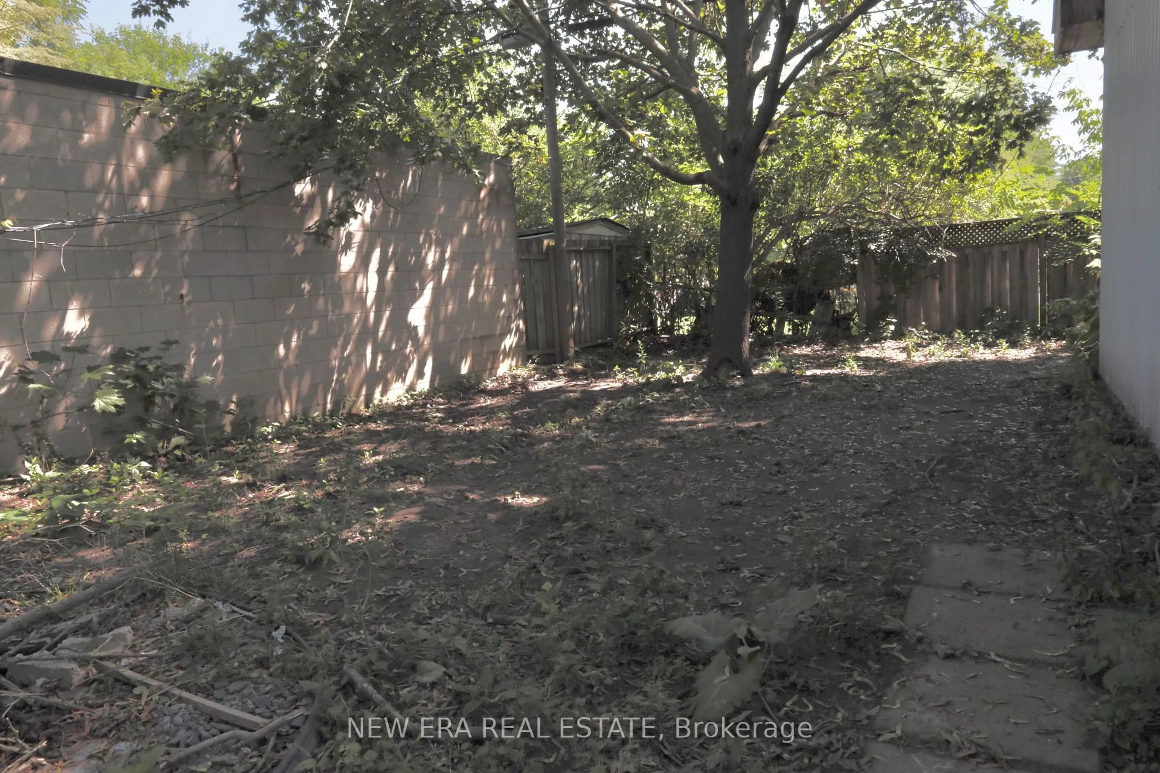A pic from outside/outdoor area/front of a property/back of a property/a pic from drone, unknown for 116 Chesterfield Ave, London South Ontario N5Z 3N2