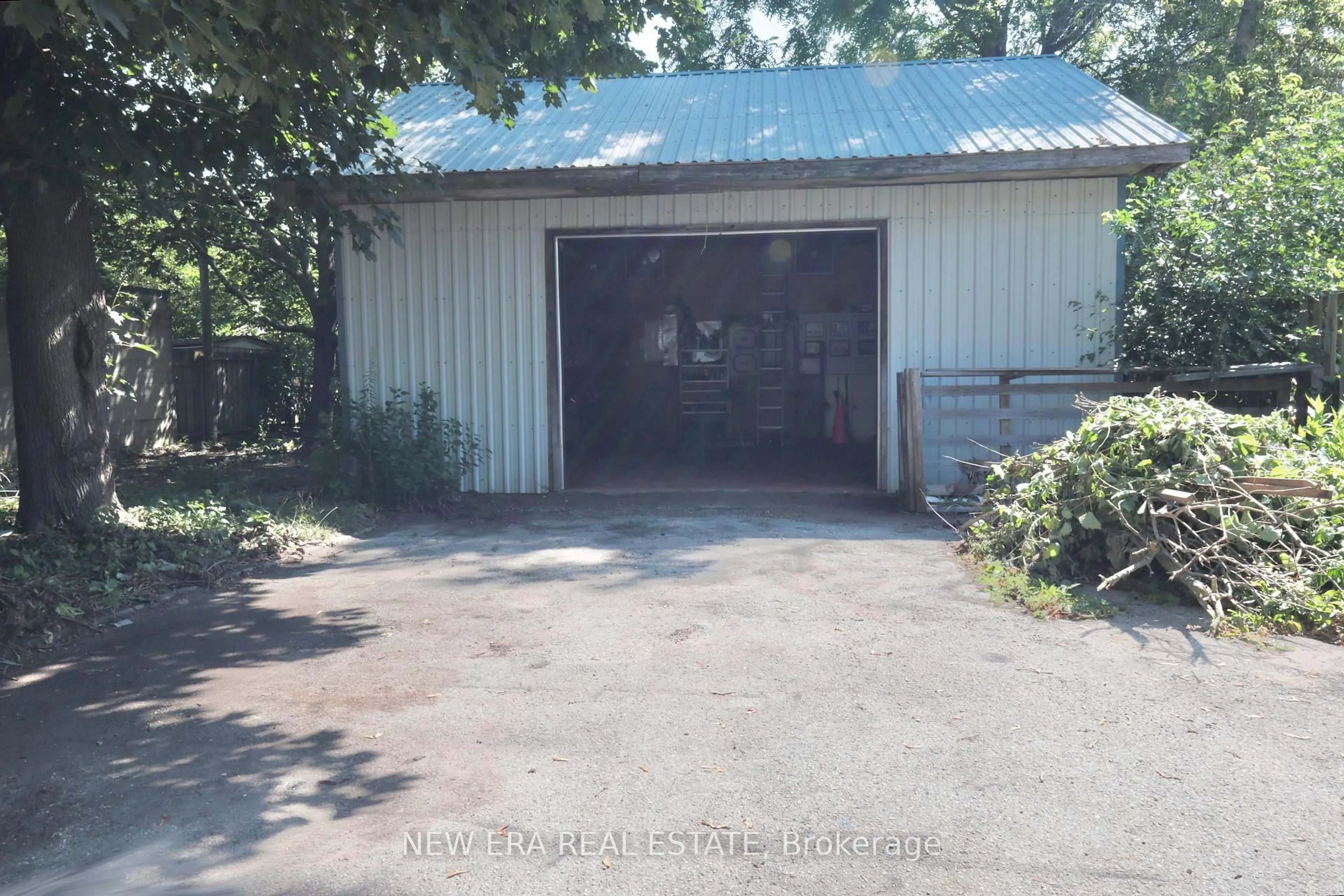 Indoor garage for 116 Chesterfield Ave, London South Ontario N5Z 3N2