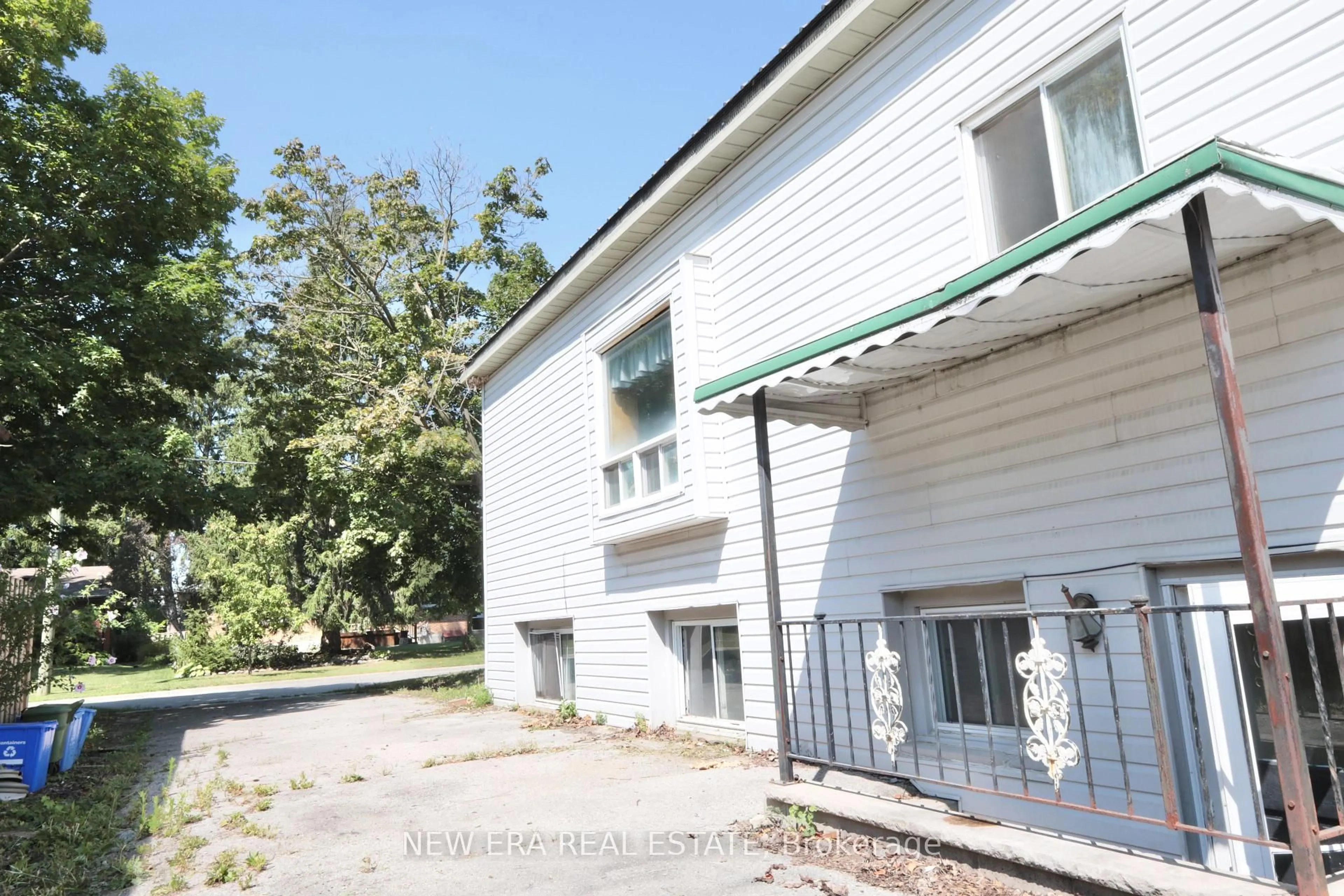 Patio, building for 116 Chesterfield Ave, London South Ontario N5Z 3N2
