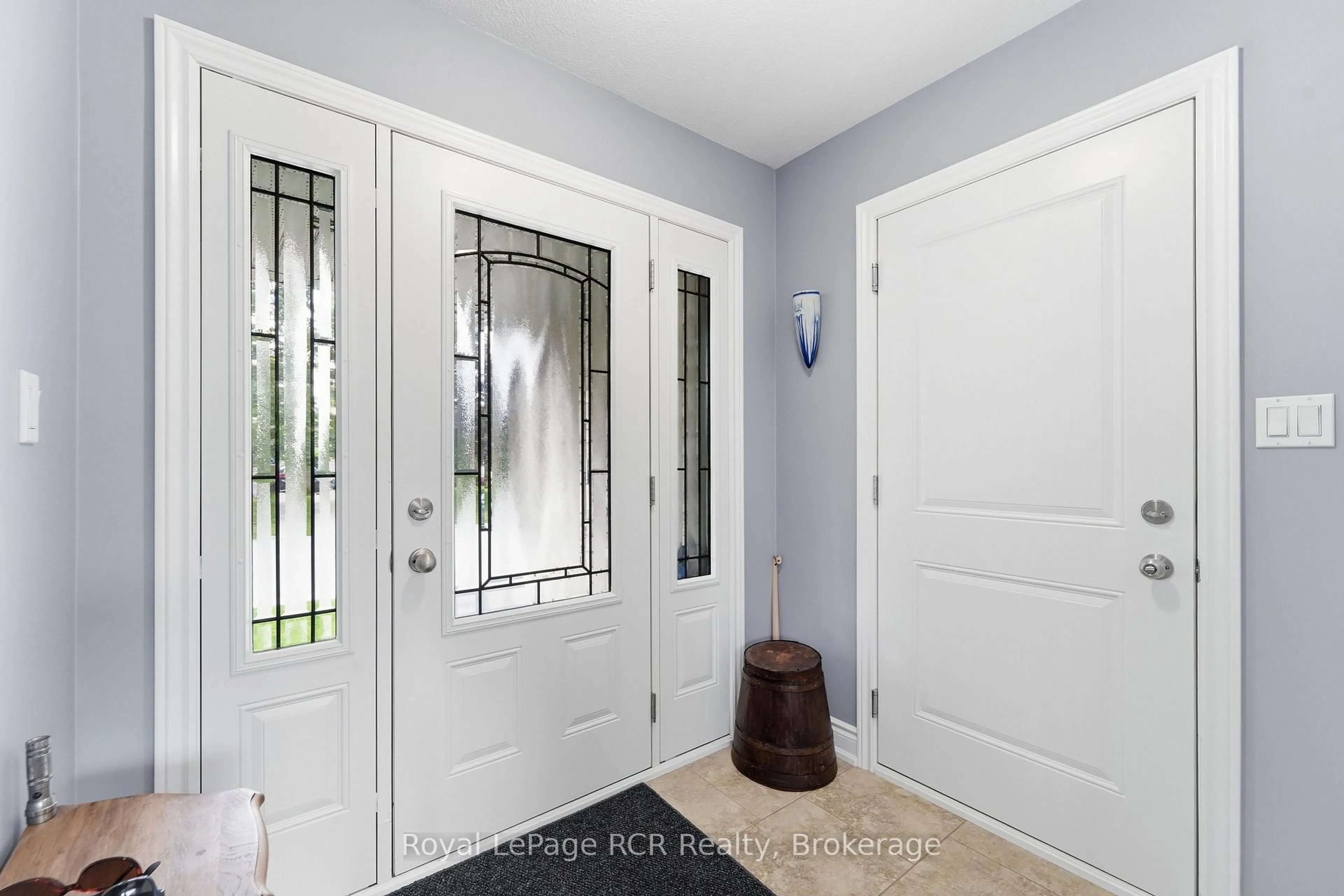 Indoor entryway for 358 5th St, Hanover Ontario N4N 0B2