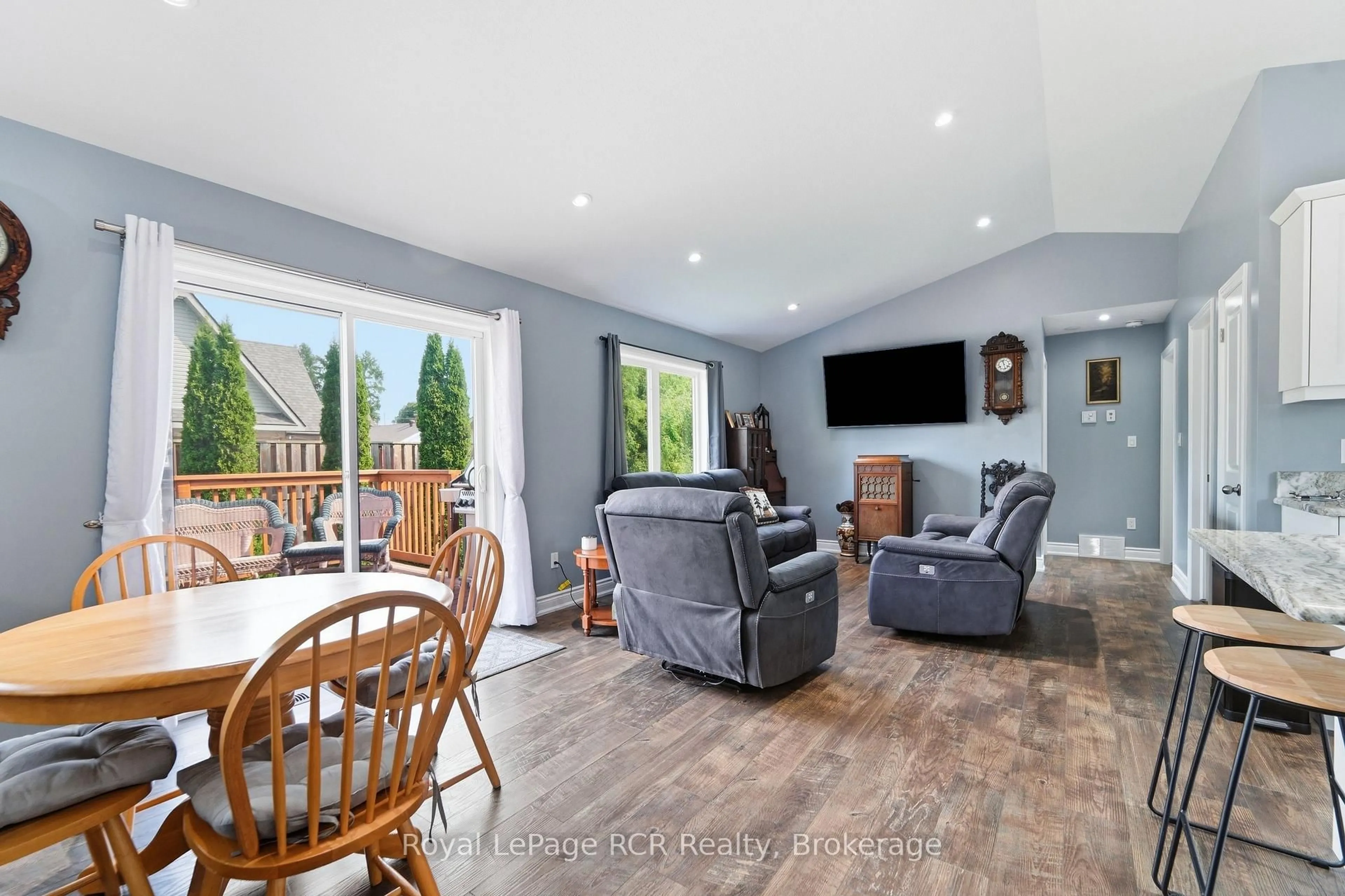 Living room with furniture, unknown for 358 5th St, Hanover Ontario N4N 0B2