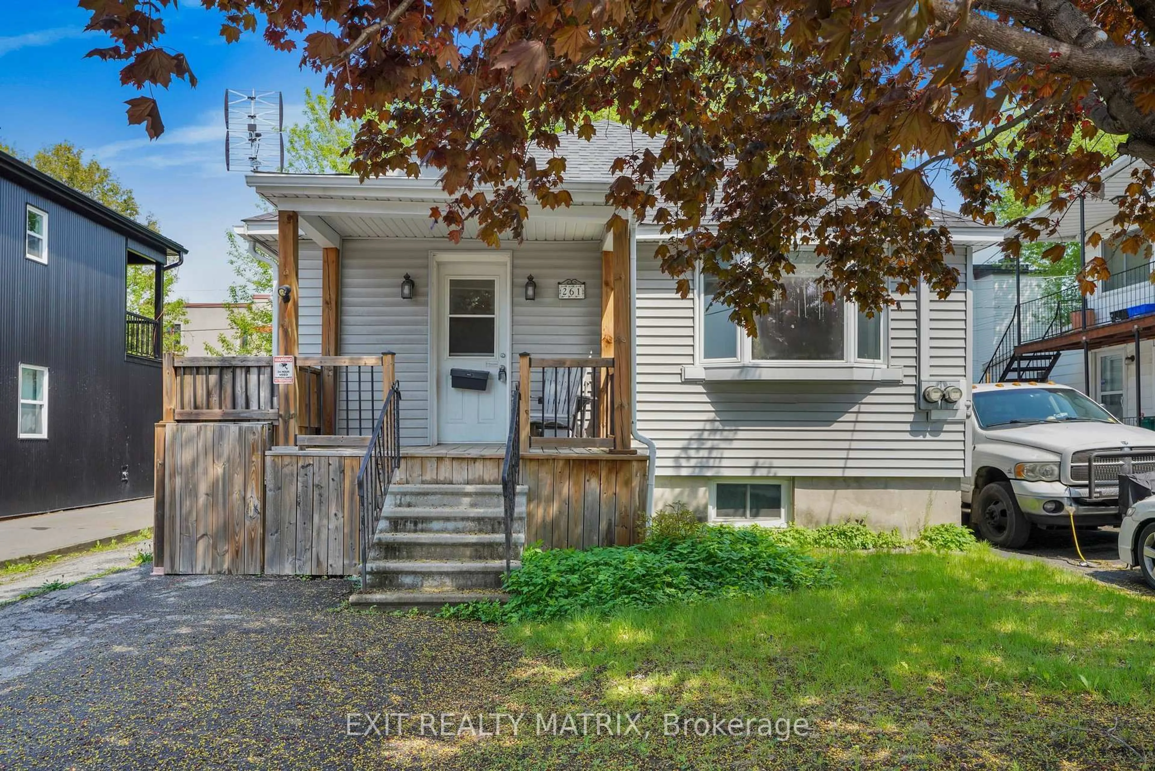 Home with vinyl exterior material, street for 261 Montfort St, Ottawa Ontario K1L 5P1