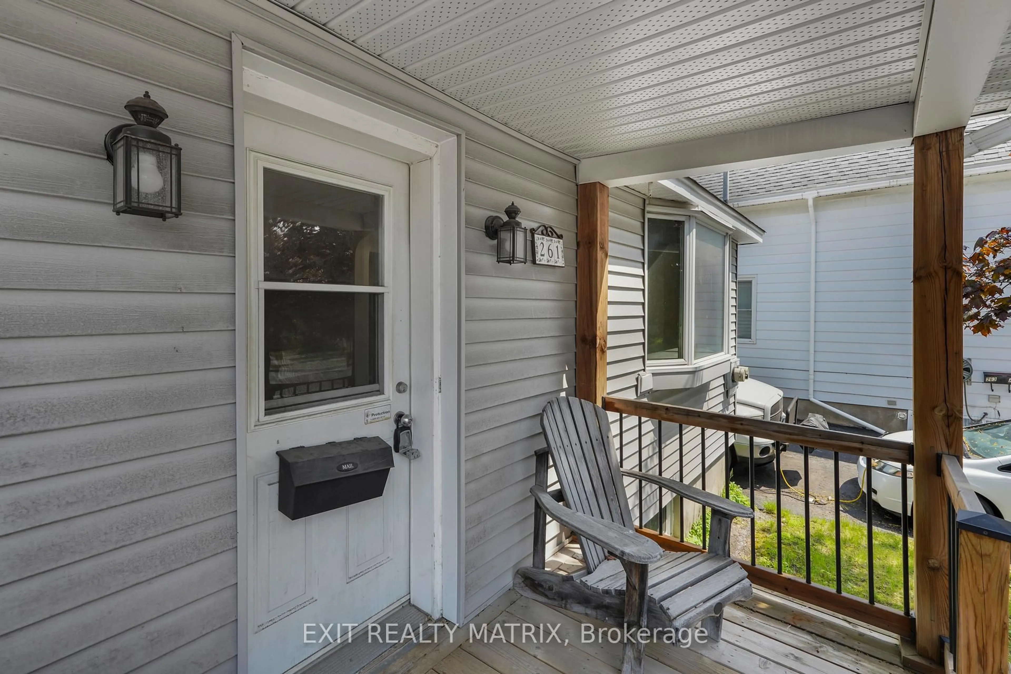 Indoor entryway for 261 Montfort St, Ottawa Ontario K1L 5P1