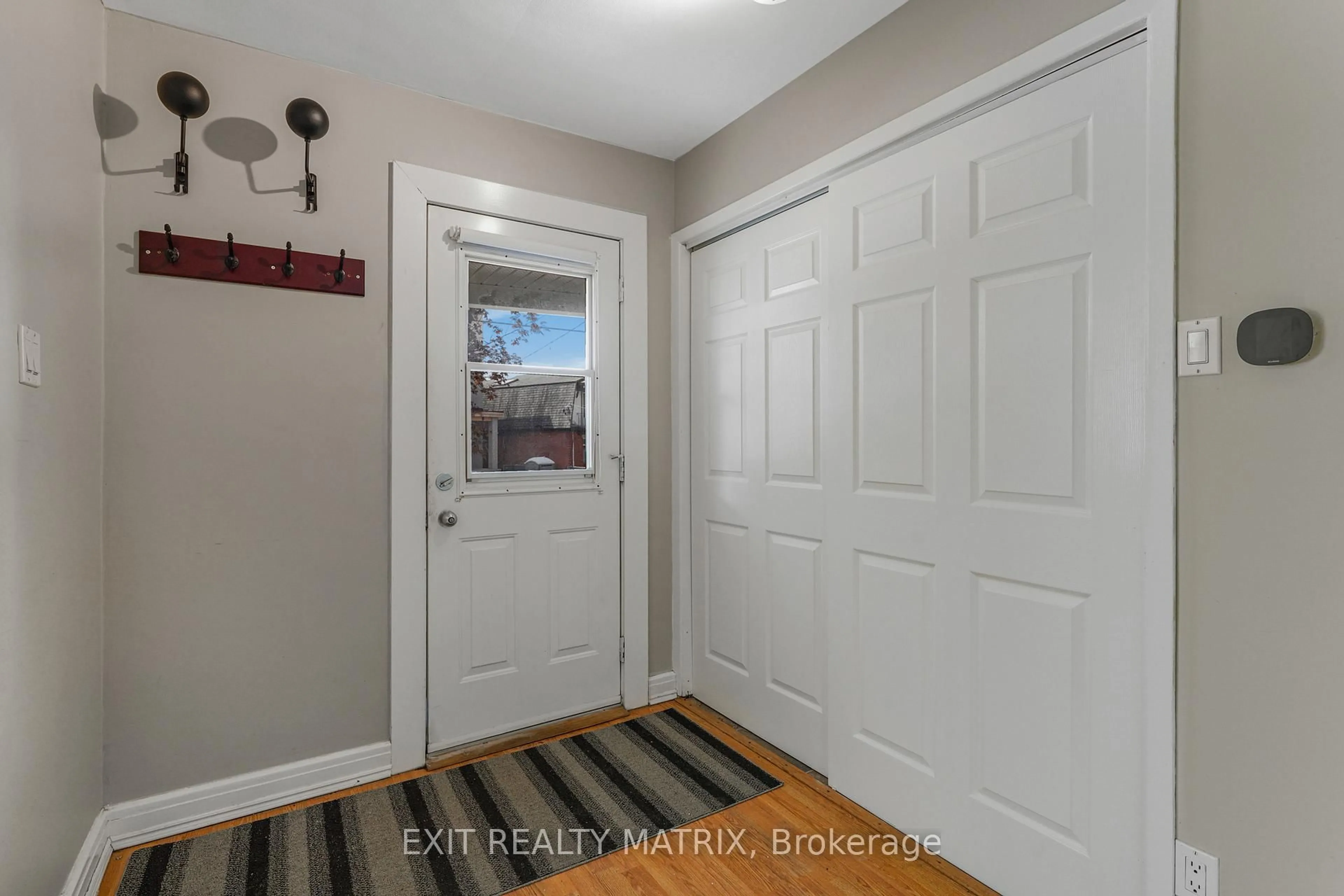 Indoor entryway for 261 Montfort St, Ottawa Ontario K1L 5P1
