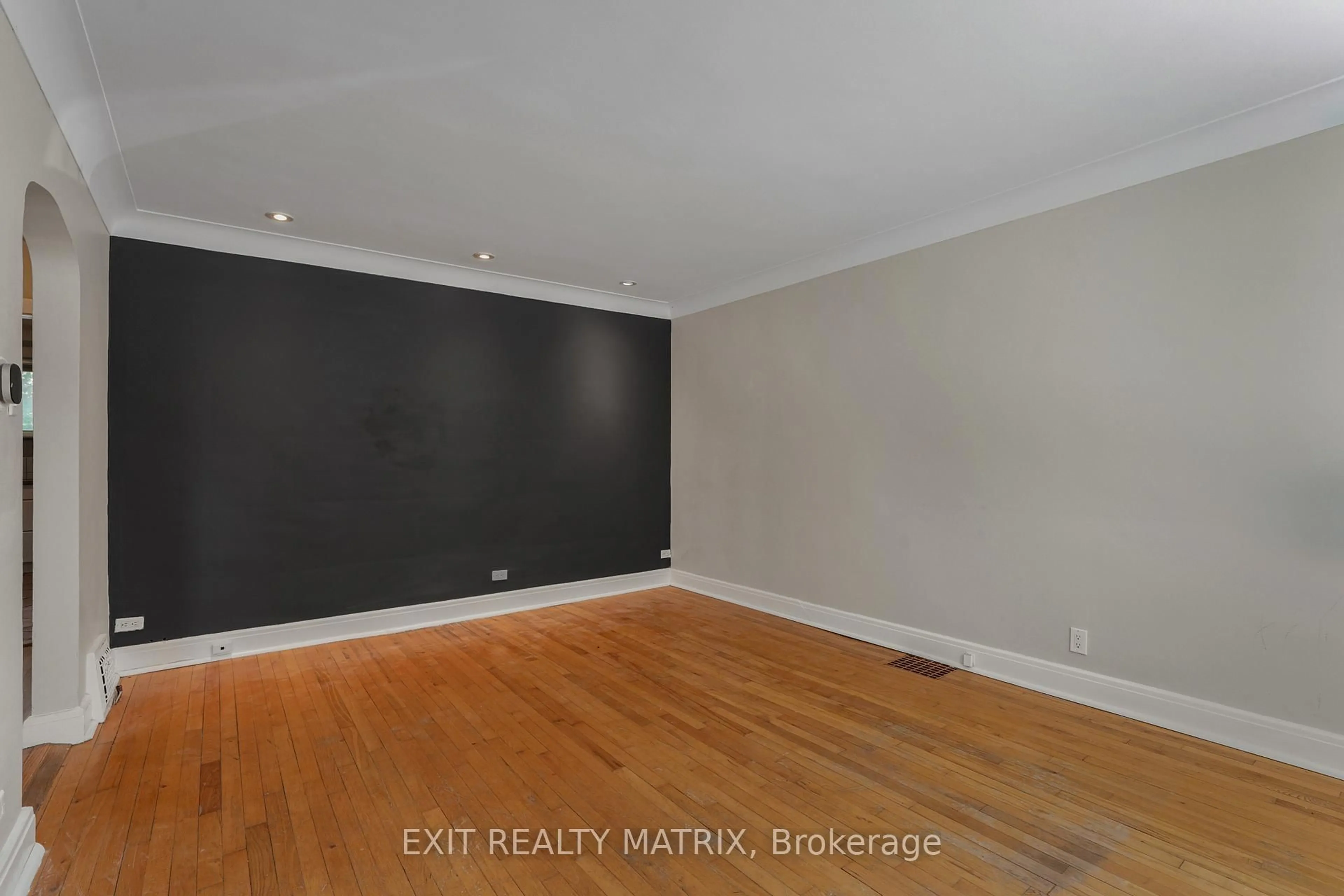 A pic of a room for 261 Montfort St, Ottawa Ontario K1L 5P1