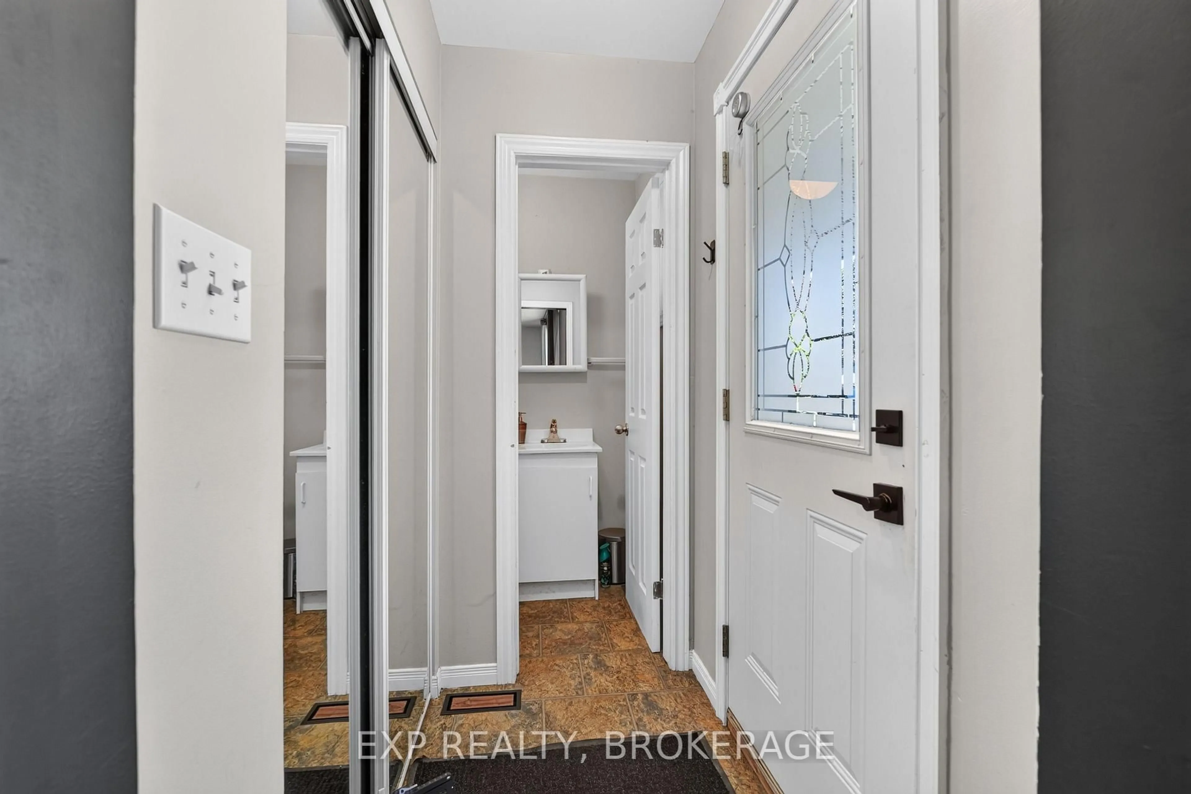 Indoor entryway for 659 SUSSEX Blvd, Kingston Ontario K7M 5A9