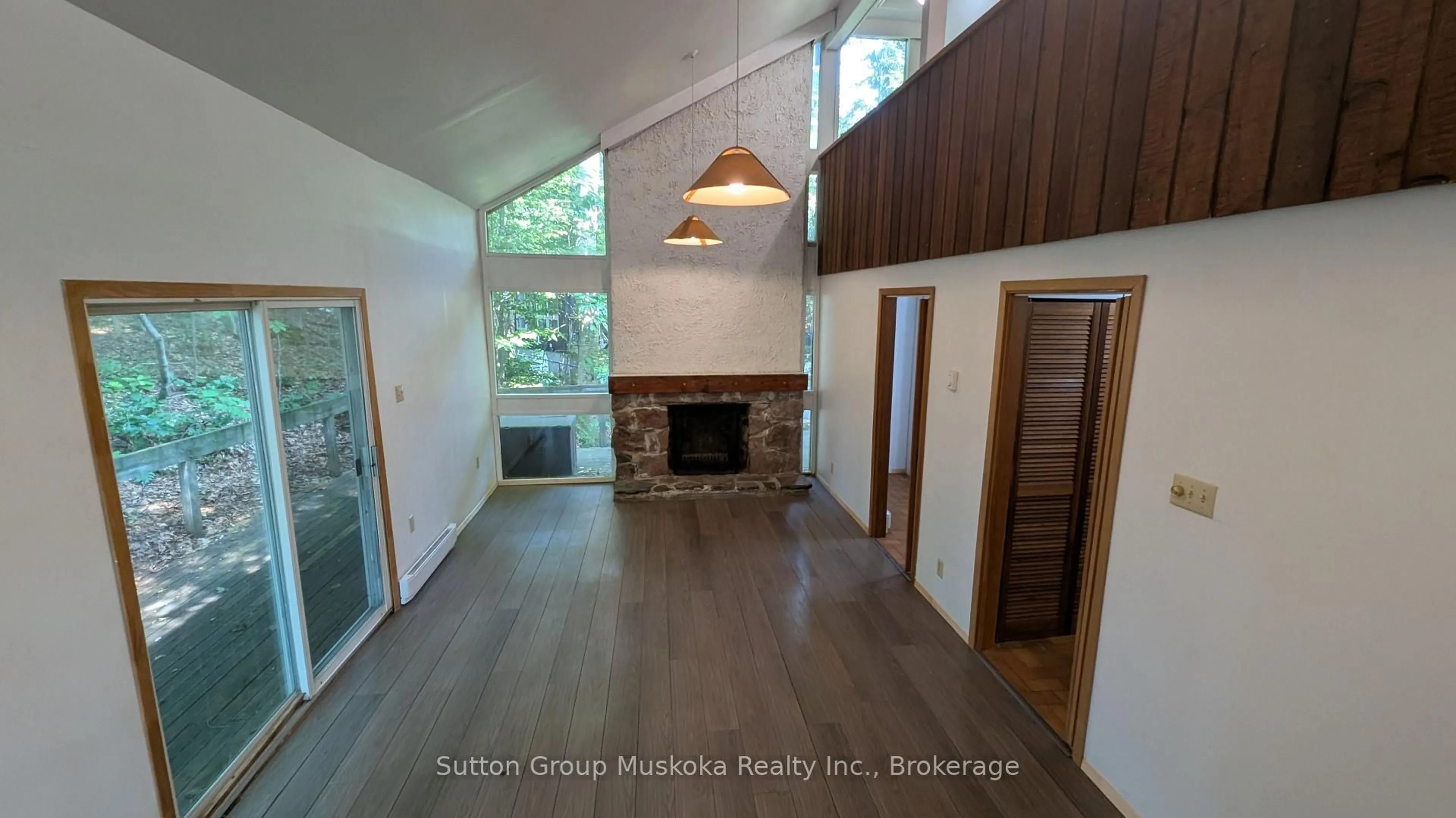 Indoor foyer for 213 Woodland Dr, Huntsville Ontario P1H 1A7
