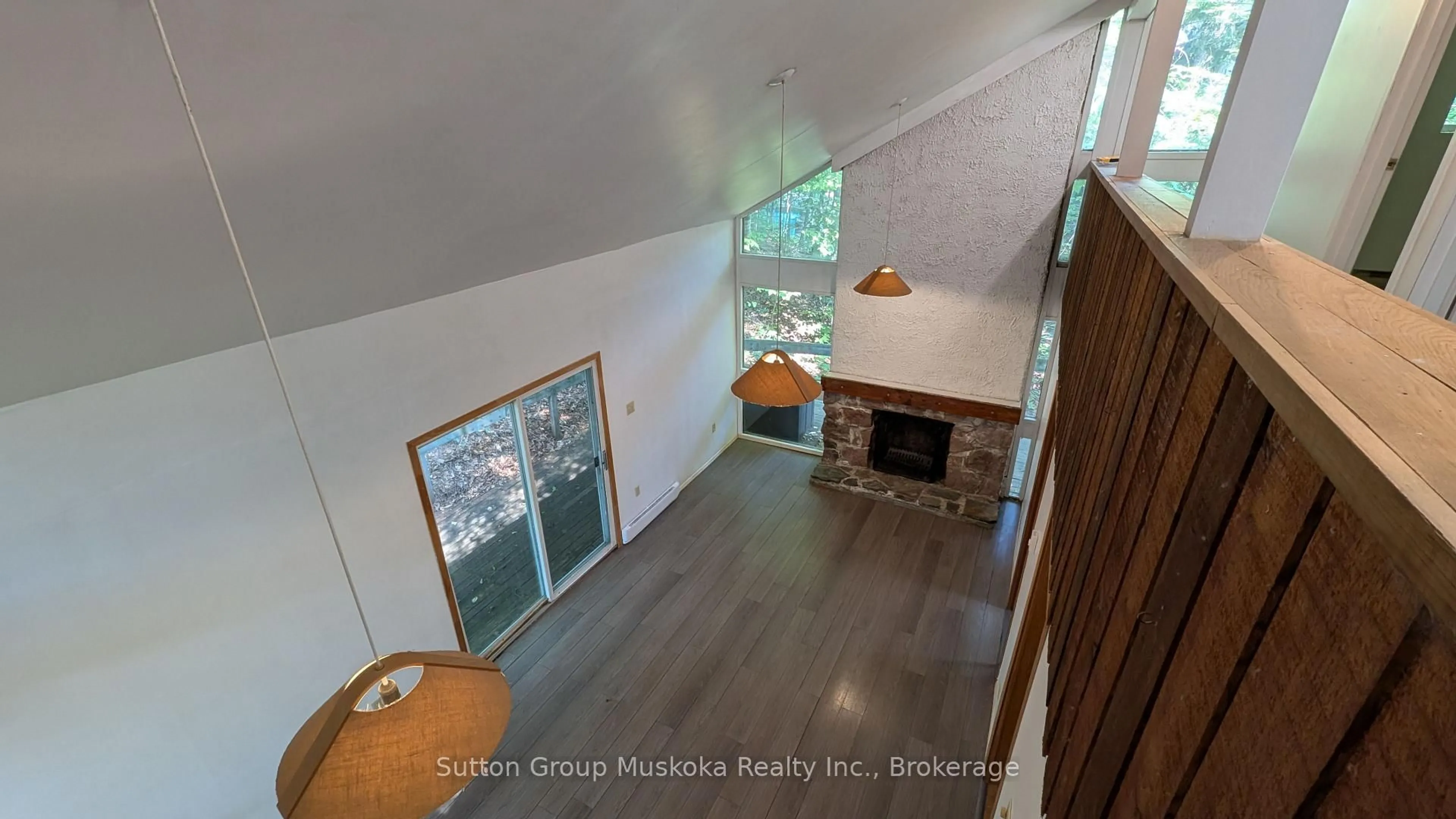 Indoor foyer for 213 Woodland Dr, Huntsville Ontario P1H 1A7