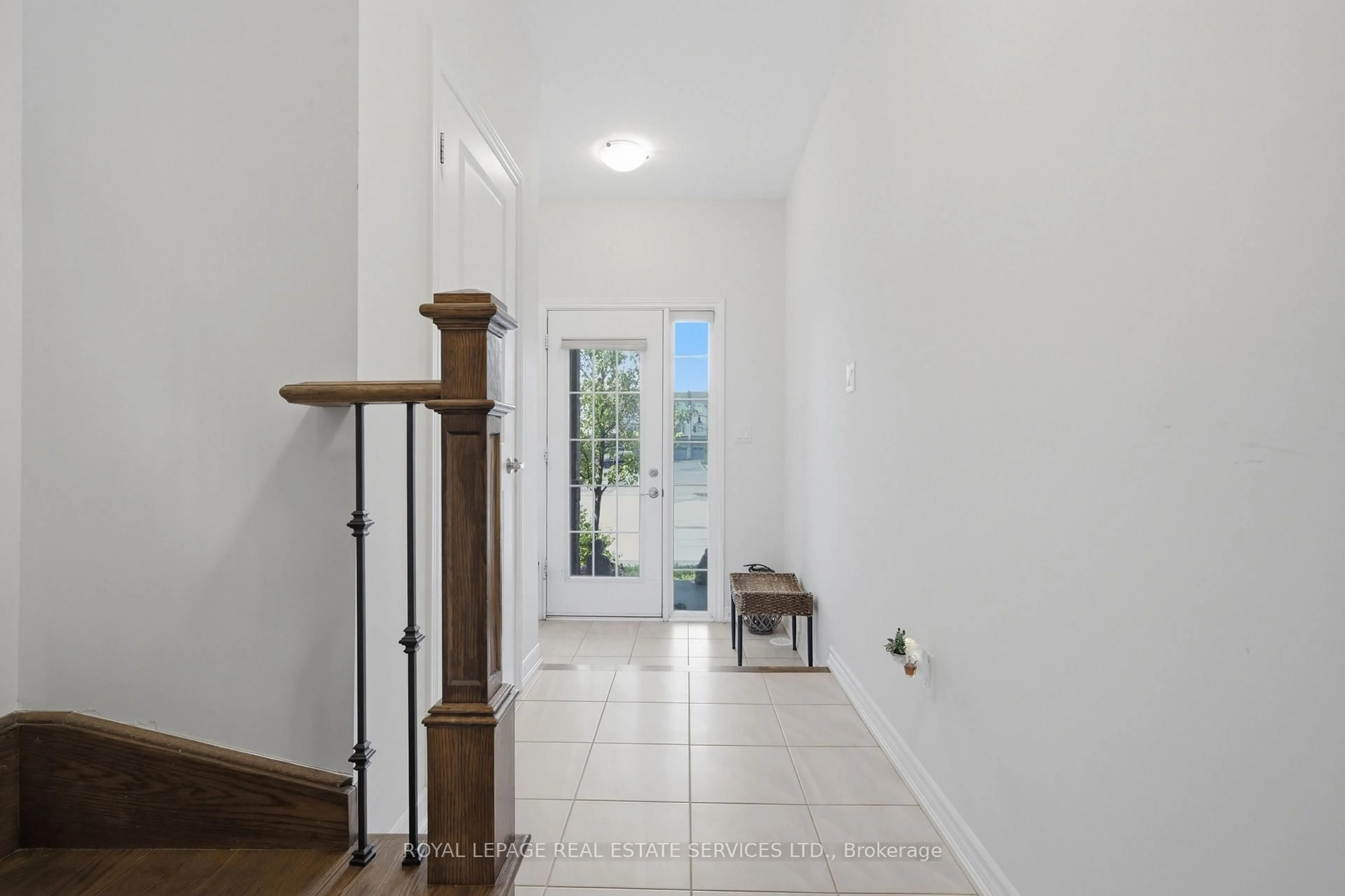 Indoor foyer for 58 Borers Creek Circ, Hamilton Ontario L8B 1W3
