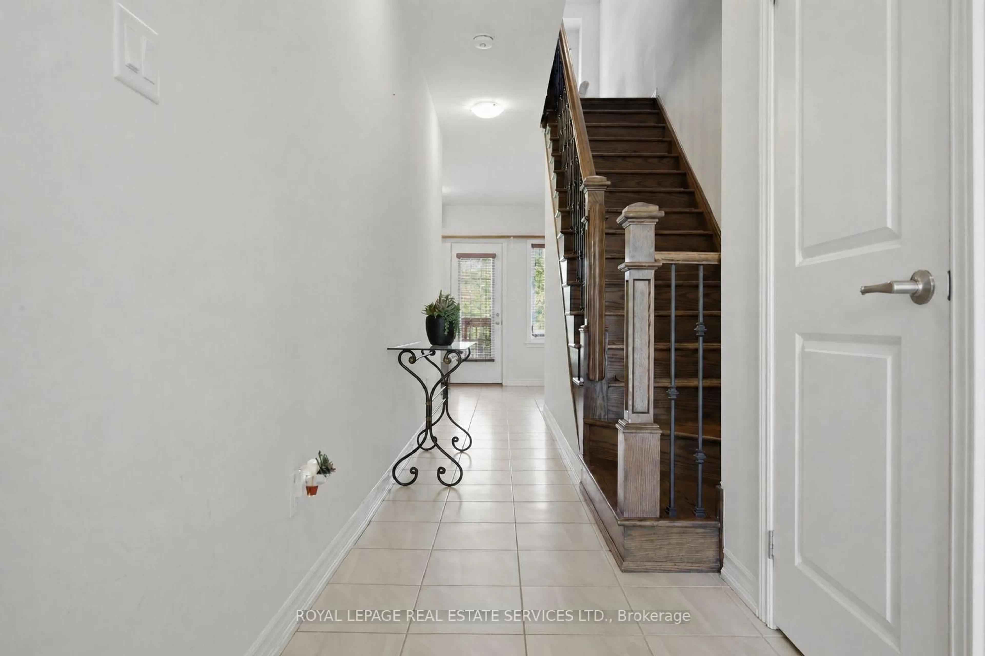 Indoor foyer for 58 Borers Creek Circ, Hamilton Ontario L8B 1W3