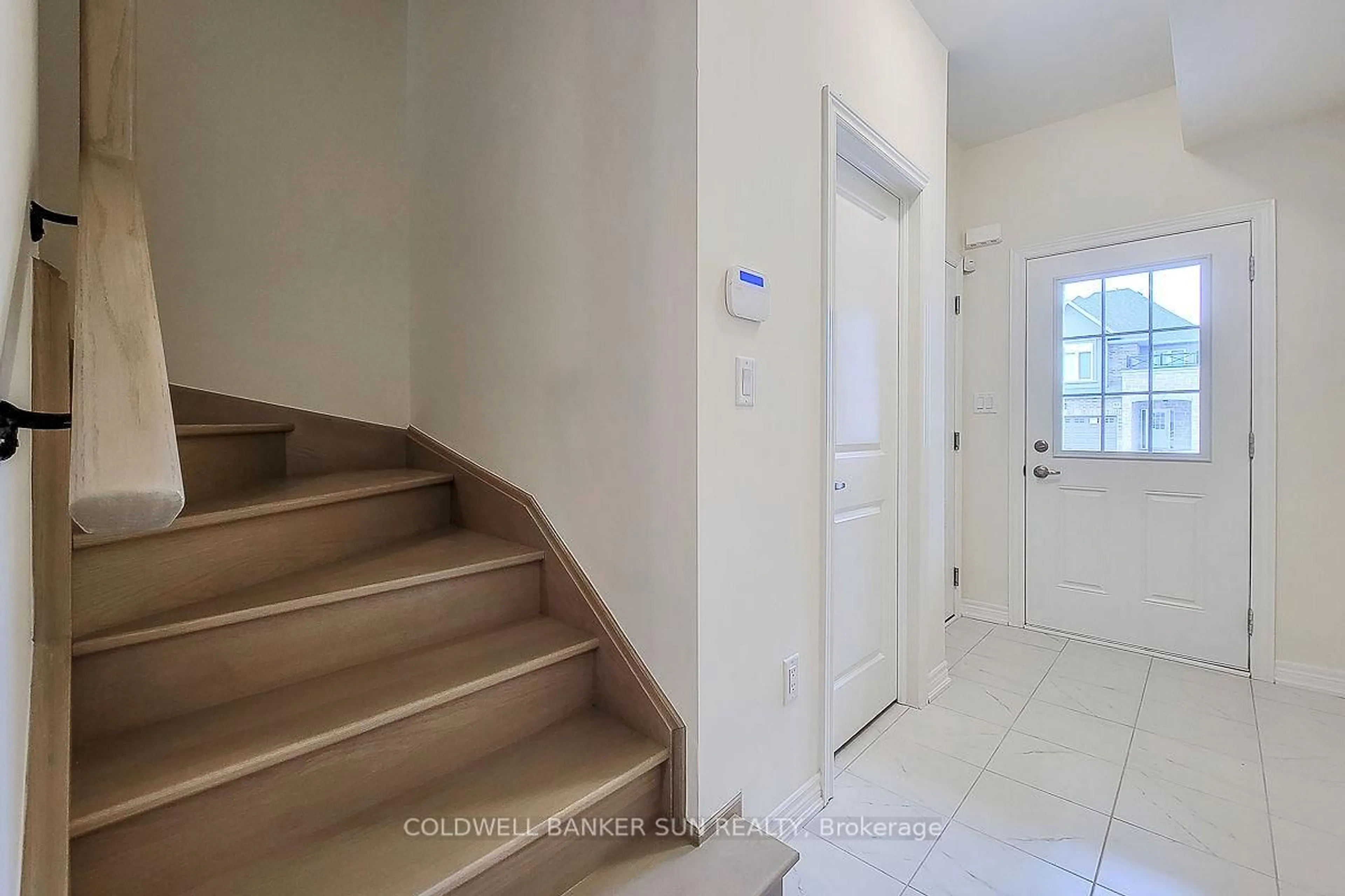 Indoor entryway for 82 Pinot Cres, Hamilton Ontario L8E 0J9