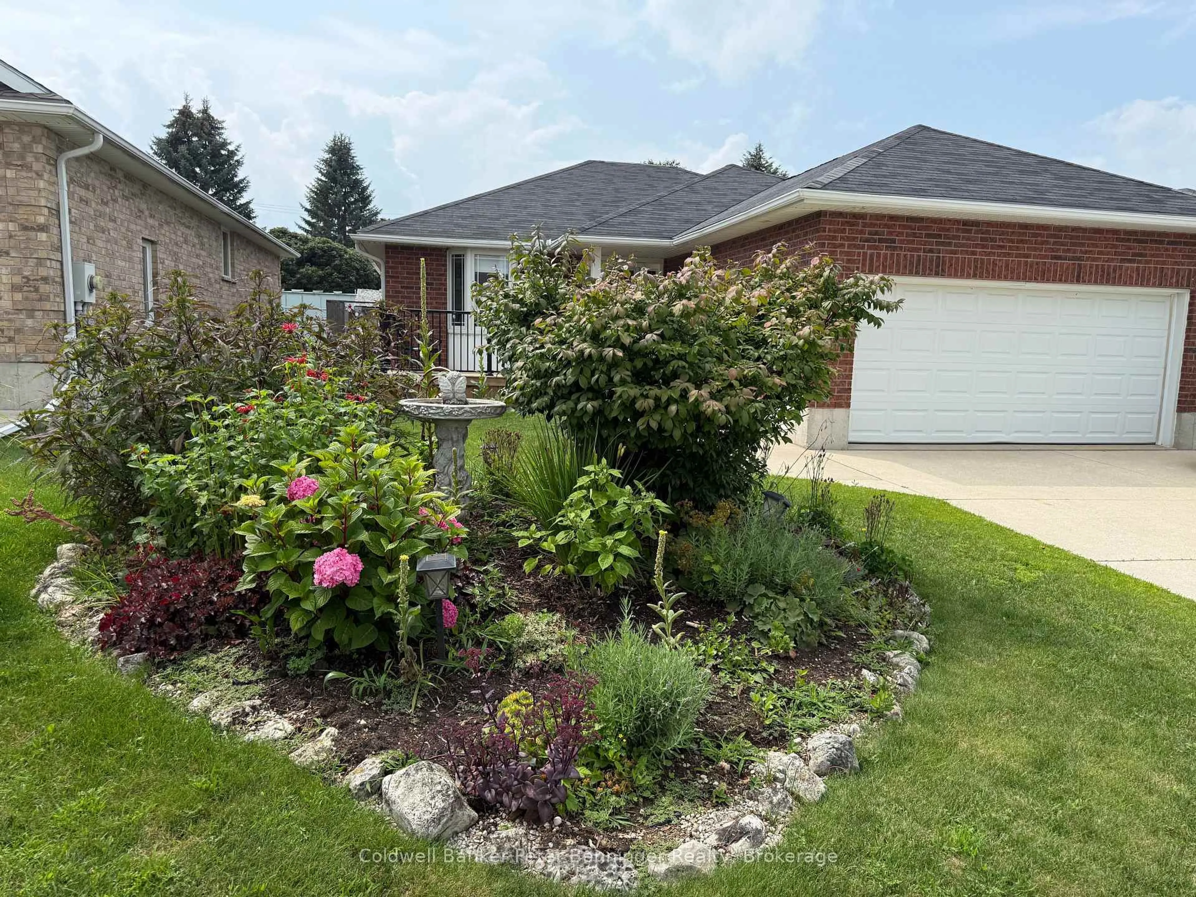 A pic from outside/outdoor area/front of a property/back of a property/a pic from drone, street for 636 22nd Ave, Hanover Ontario N4N 3W7