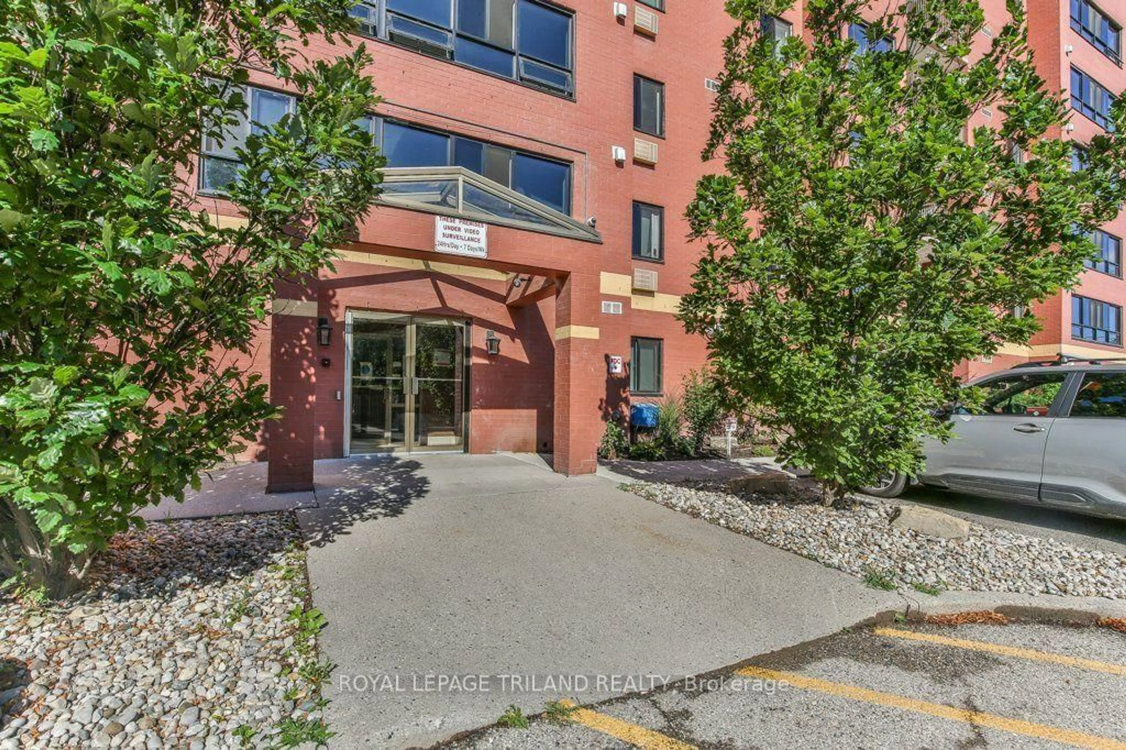 Indoor foyer for 95 BASE LINE Rd #1005, London South Ontario N6J 4X3