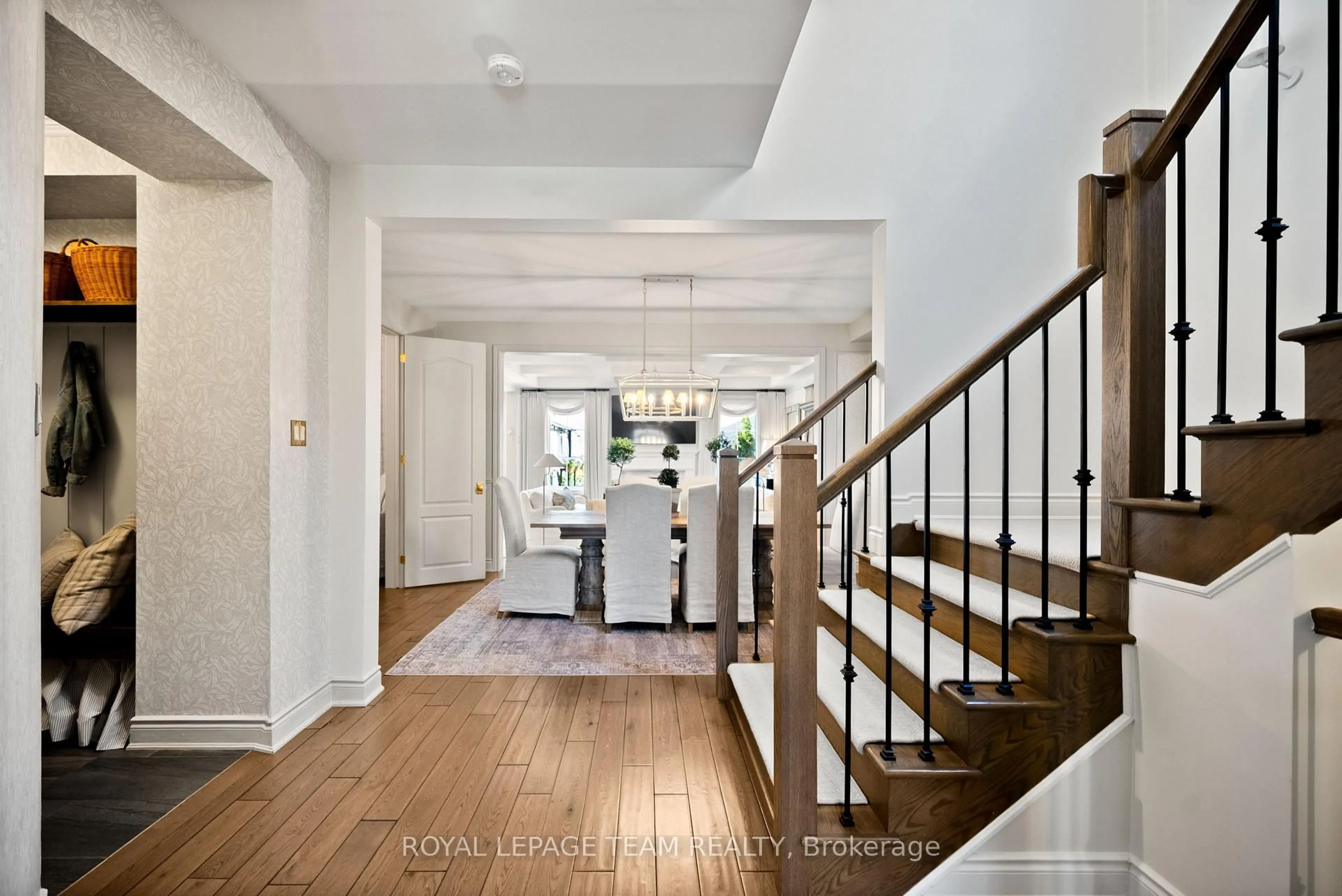 Indoor entryway for 4865 Abbott St, Ottawa Ontario K2S 1E7